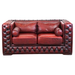 Schönes rotes, elegant gestaltetes Chesterfield 2-Sitzer-Sofa aus Rindsleder mit Rindsleder