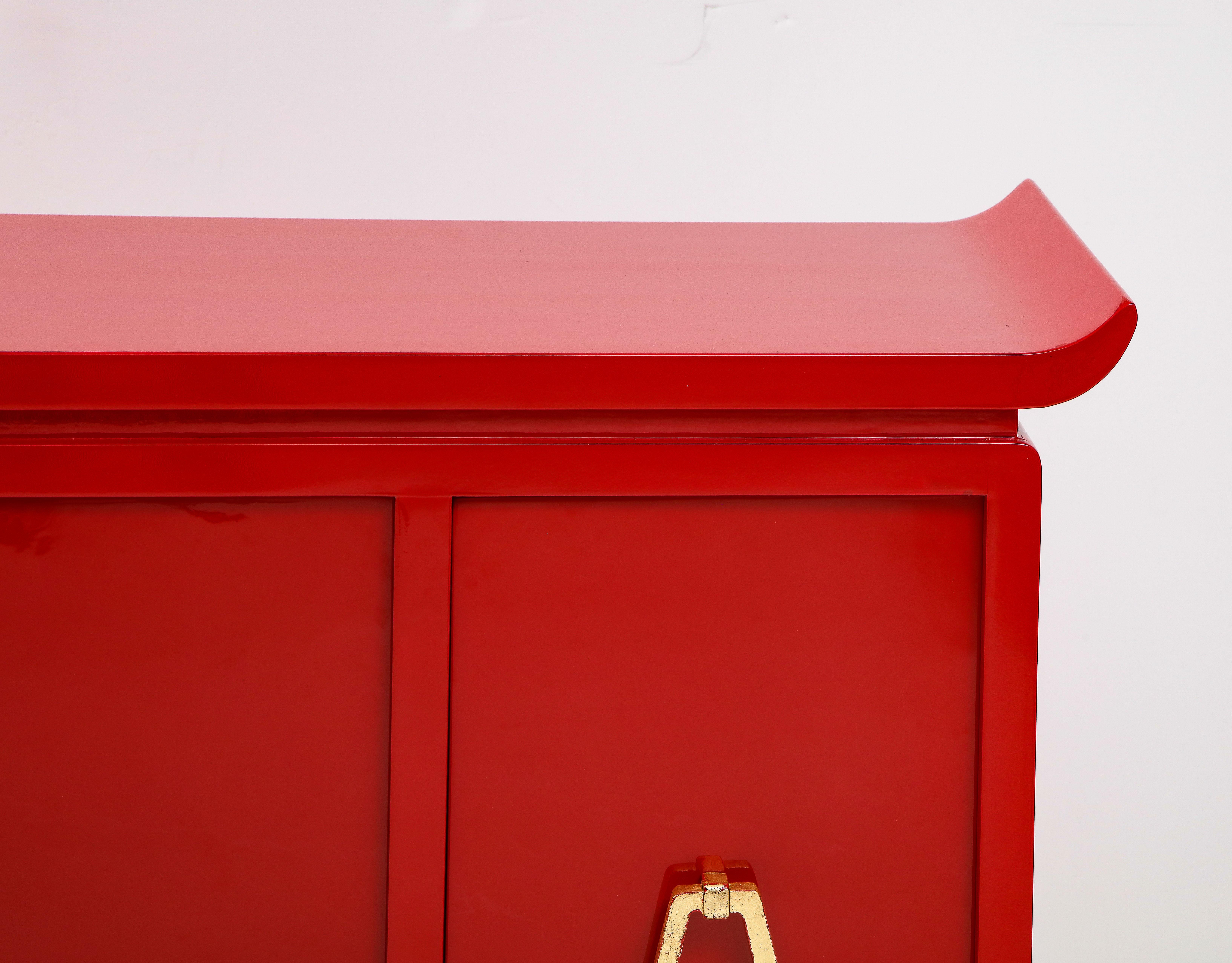 Américain Magnifique meuble de rangement laqué rouge de James Mont en vente
