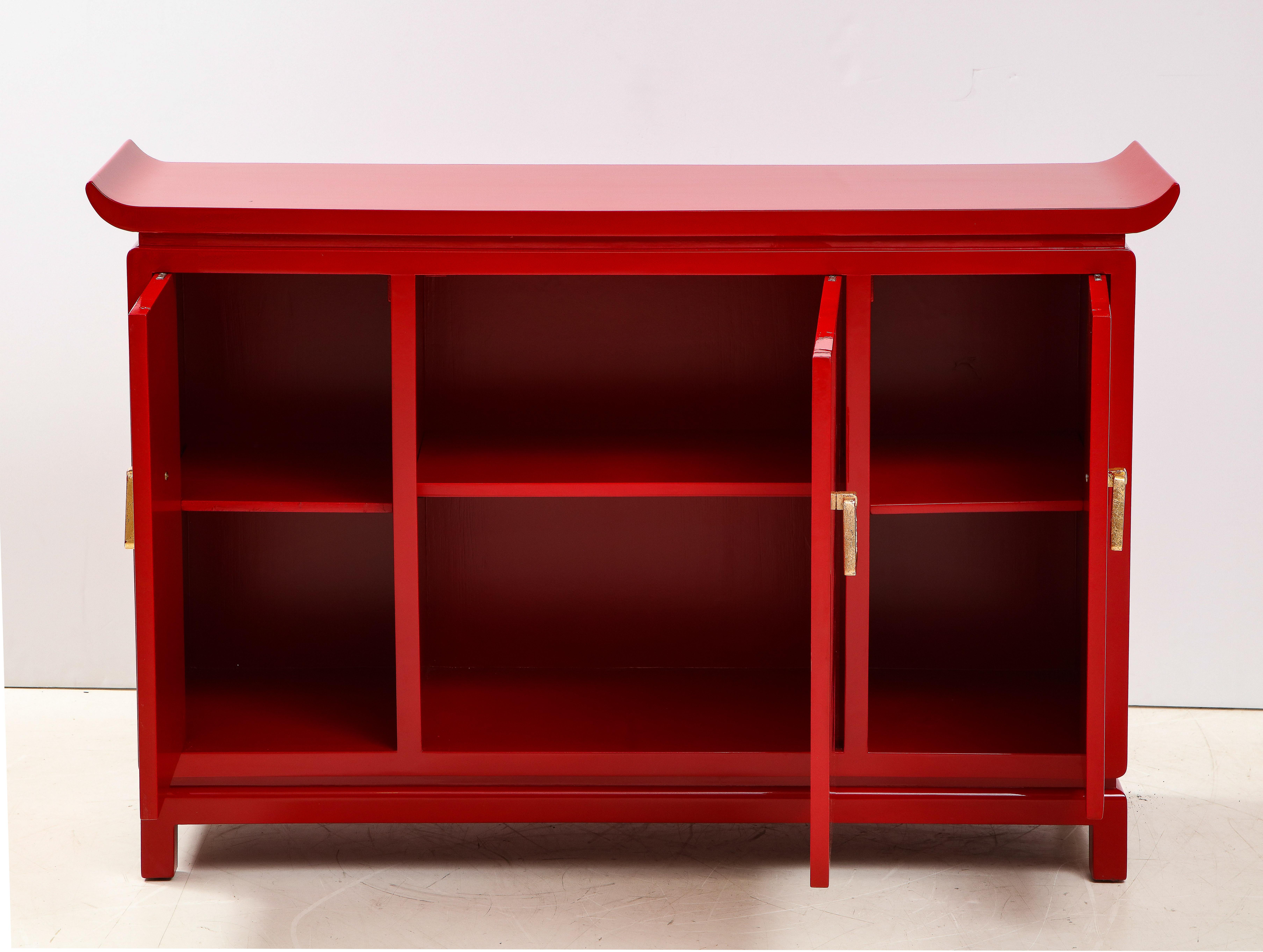 Magnifique meuble de rangement laqué rouge de James Mont en vente 1