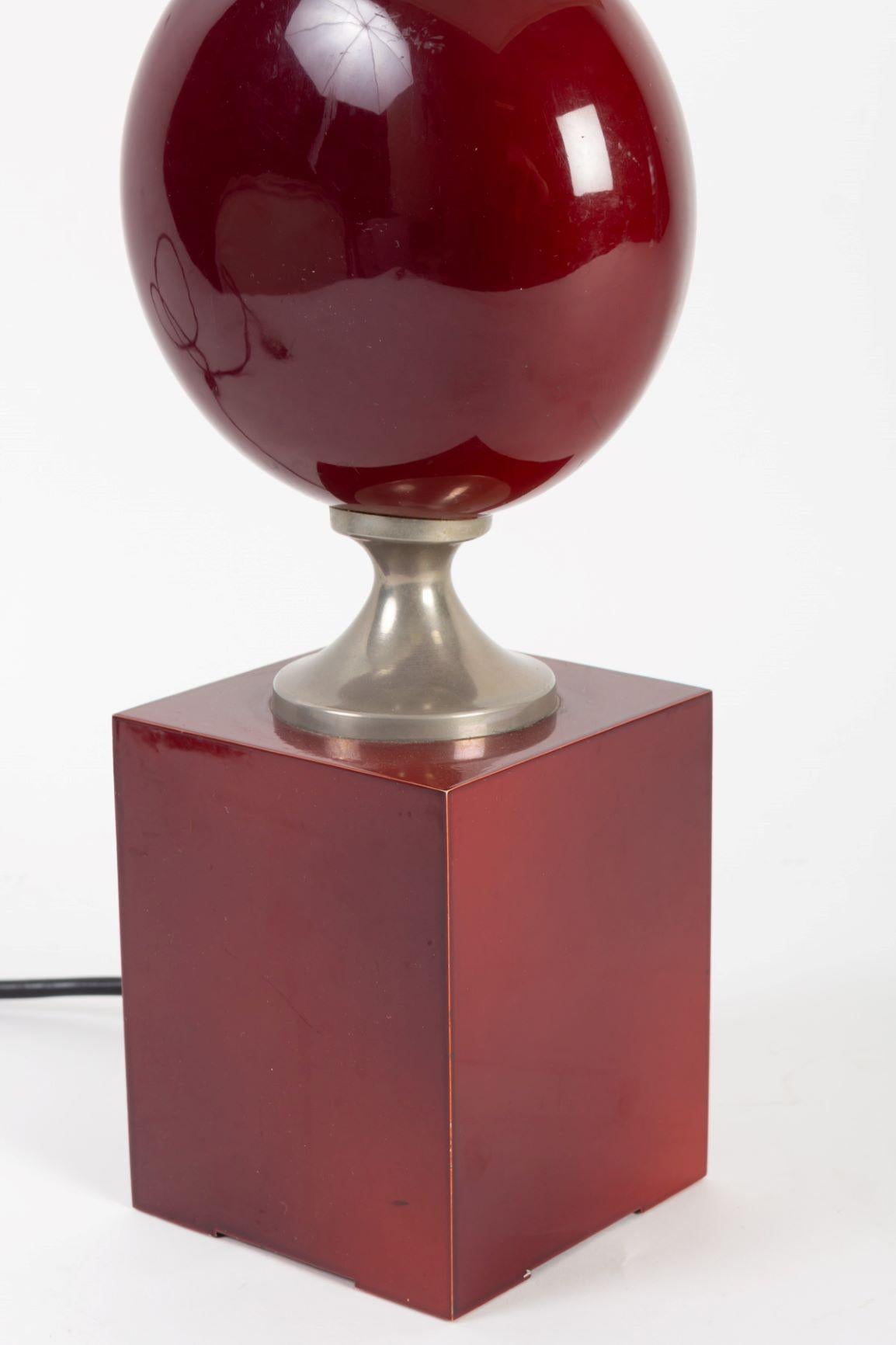 Beautiful blood red lacquered metal table lamp by Philippe Barbier, with square section from the 1970s in blood red lacquered metal.
Dimensions: height: 40 cm, width: 10 cm.
Total height: 57 cm.
Lampshade added later: dimensions: 20 x 20 x 20