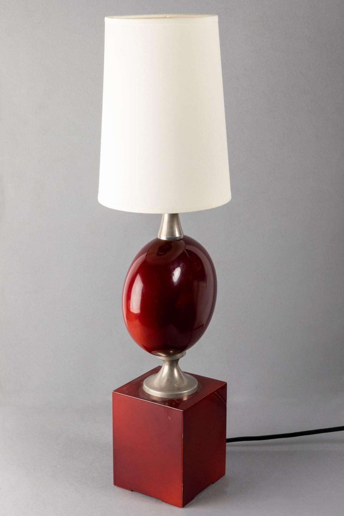 Beautiful Red Lacquered Metal Table Lamp by Philippe Barbier, France, 1970s In Good Condition For Sale In Saint-Ouen, FR