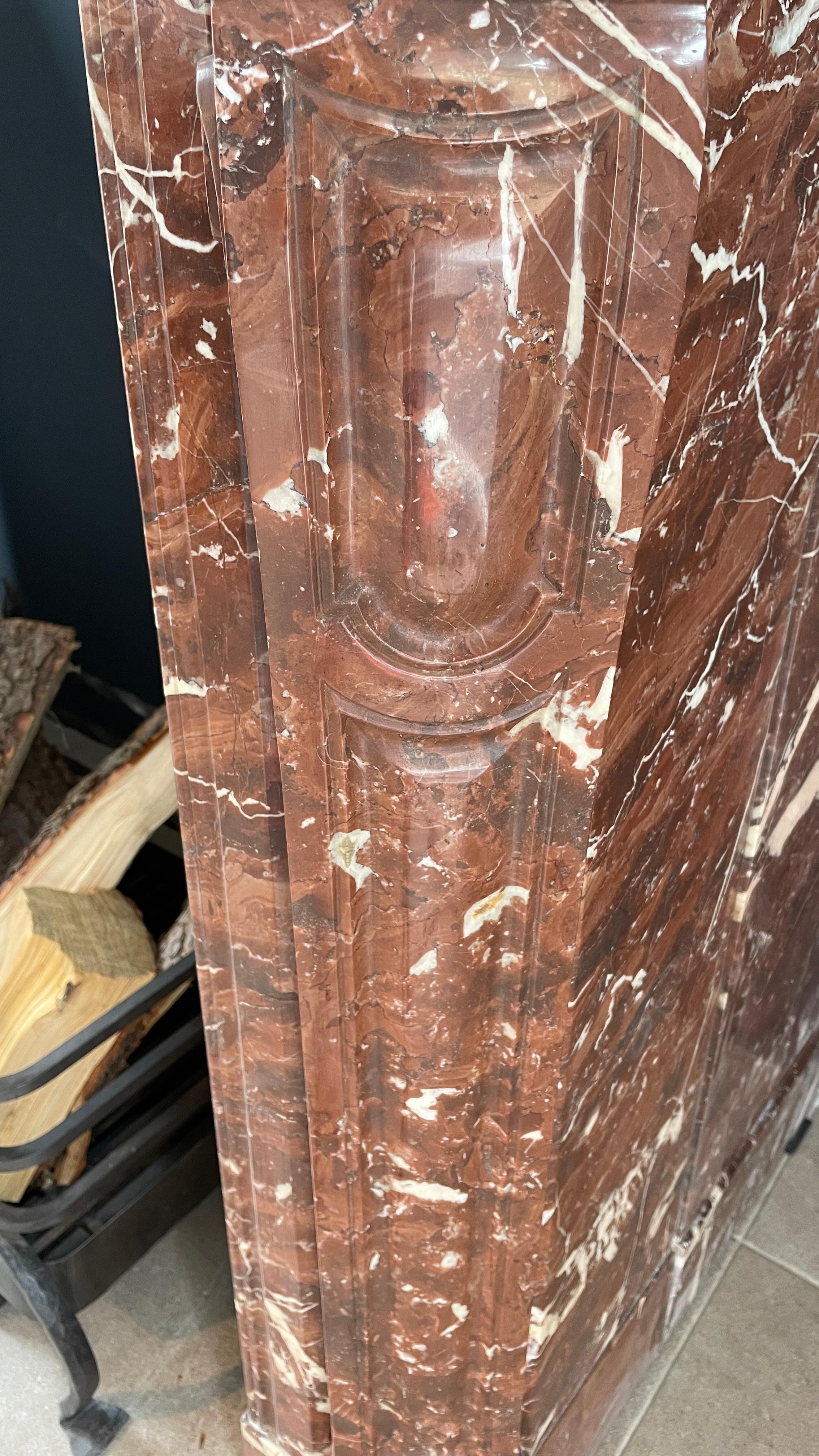 Beautiful Red Marble Antique Circular Chimney Rossa Levanto In Good Condition For Sale In Oostvoorne, NL
