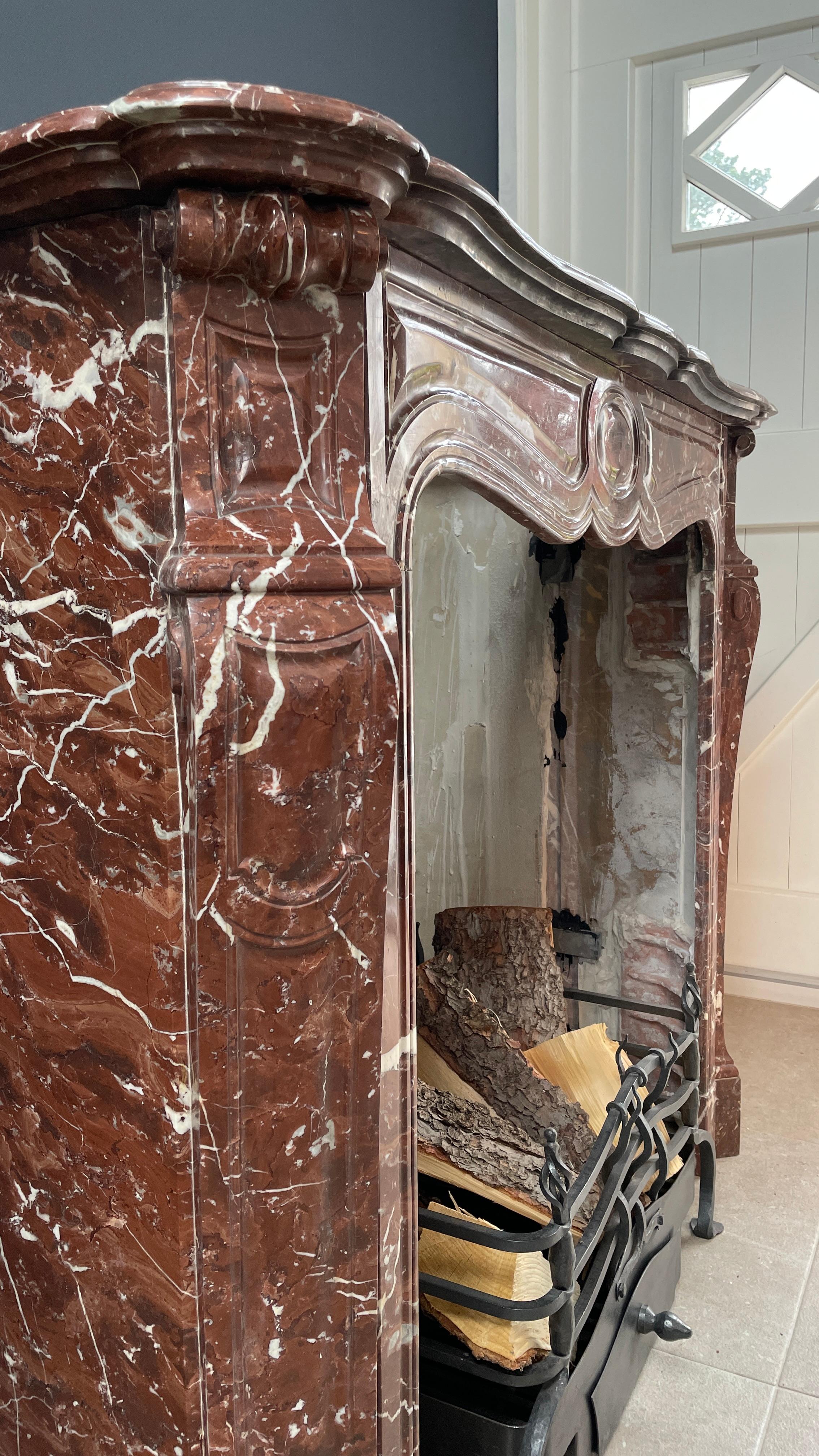 Beautiful Red Marble Antique Circular Chimney Rossa Levanto For Sale 2