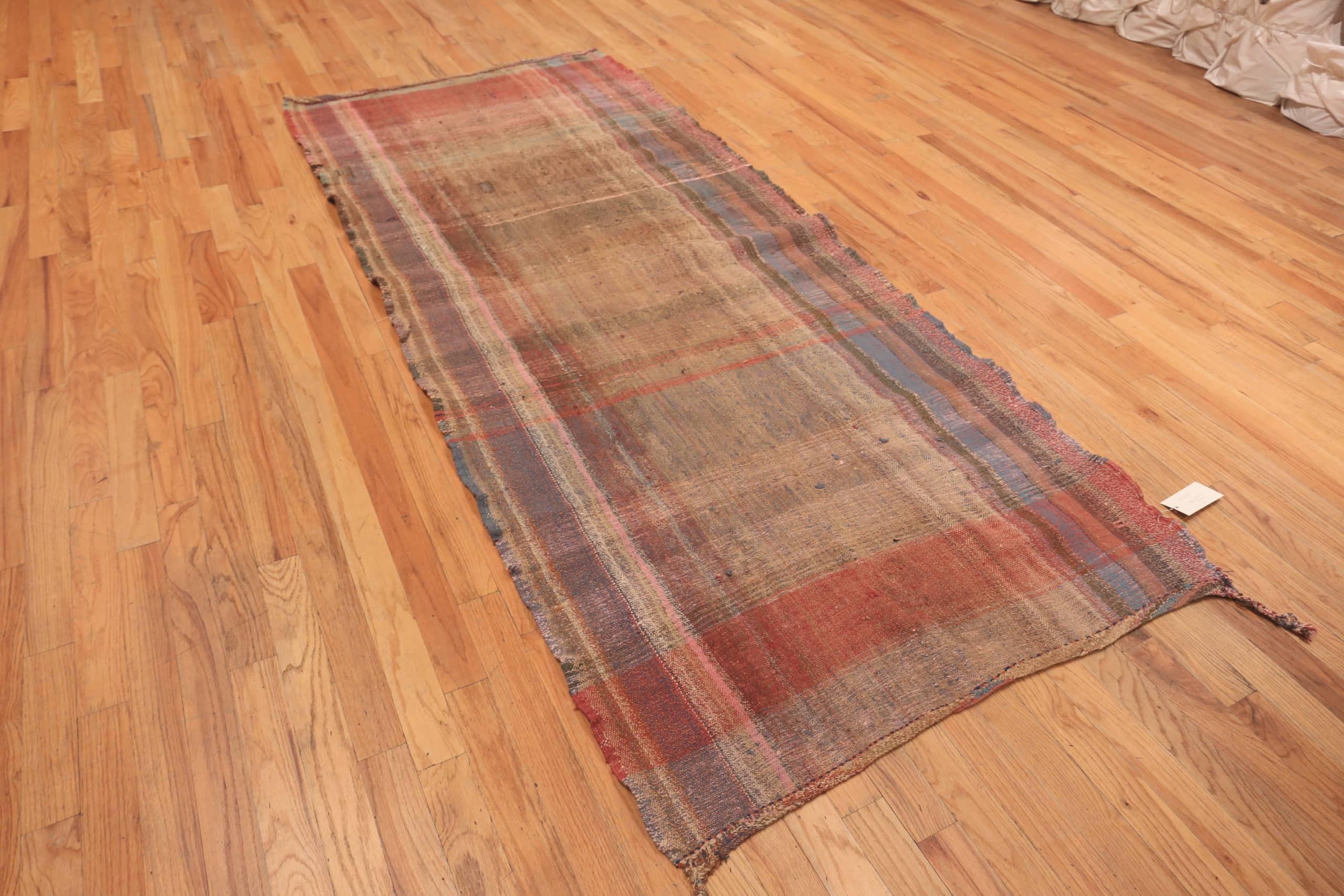 Preciosa Alfombra Persa Kilim Rojo Óxido Vintage. País de origen: Vintage Persa / Fecha Circa: Mediados del siglo XX