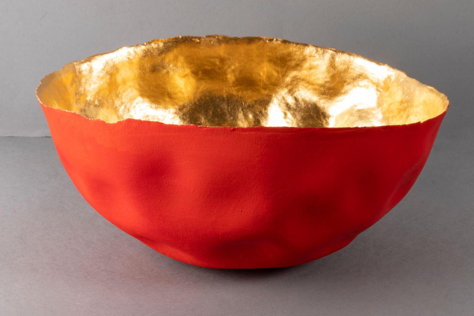 Beautiful red thin porcelain bowl, interior gilded with gold leaf, by Aline Toupry, France, 2019
Each of Aline Toupry's work (born in France in 1971) is unique, and carved by hand. 

Her travels to Asia and in particular in Japan constantly