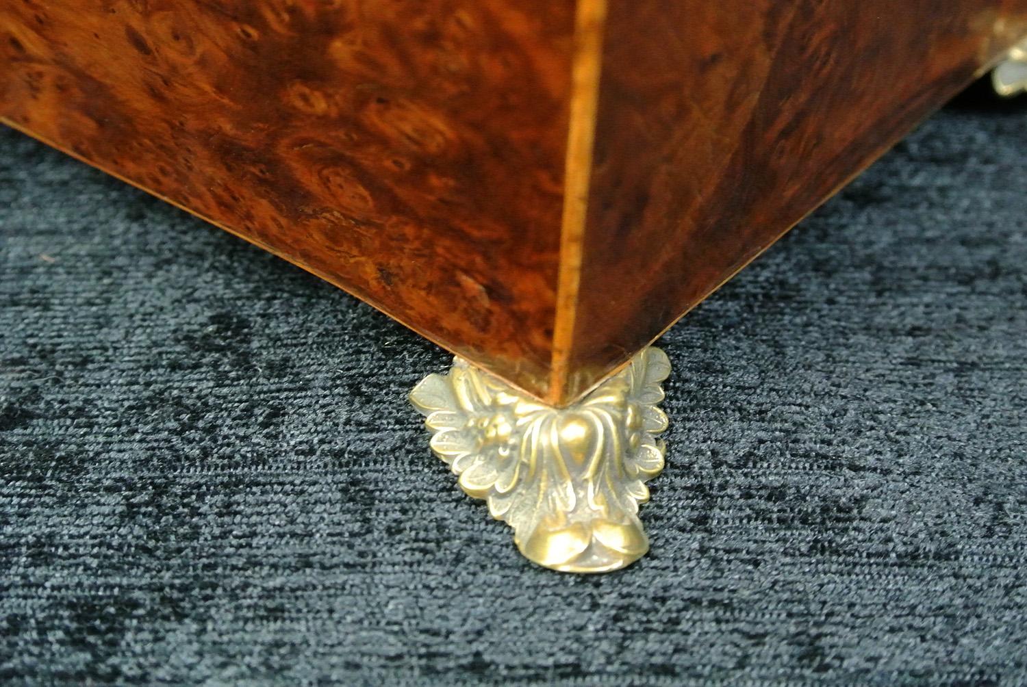 Magnifique coffret à bijoux de style Régence en ronce d'if et chêne marron, vers 1820 en vente 1