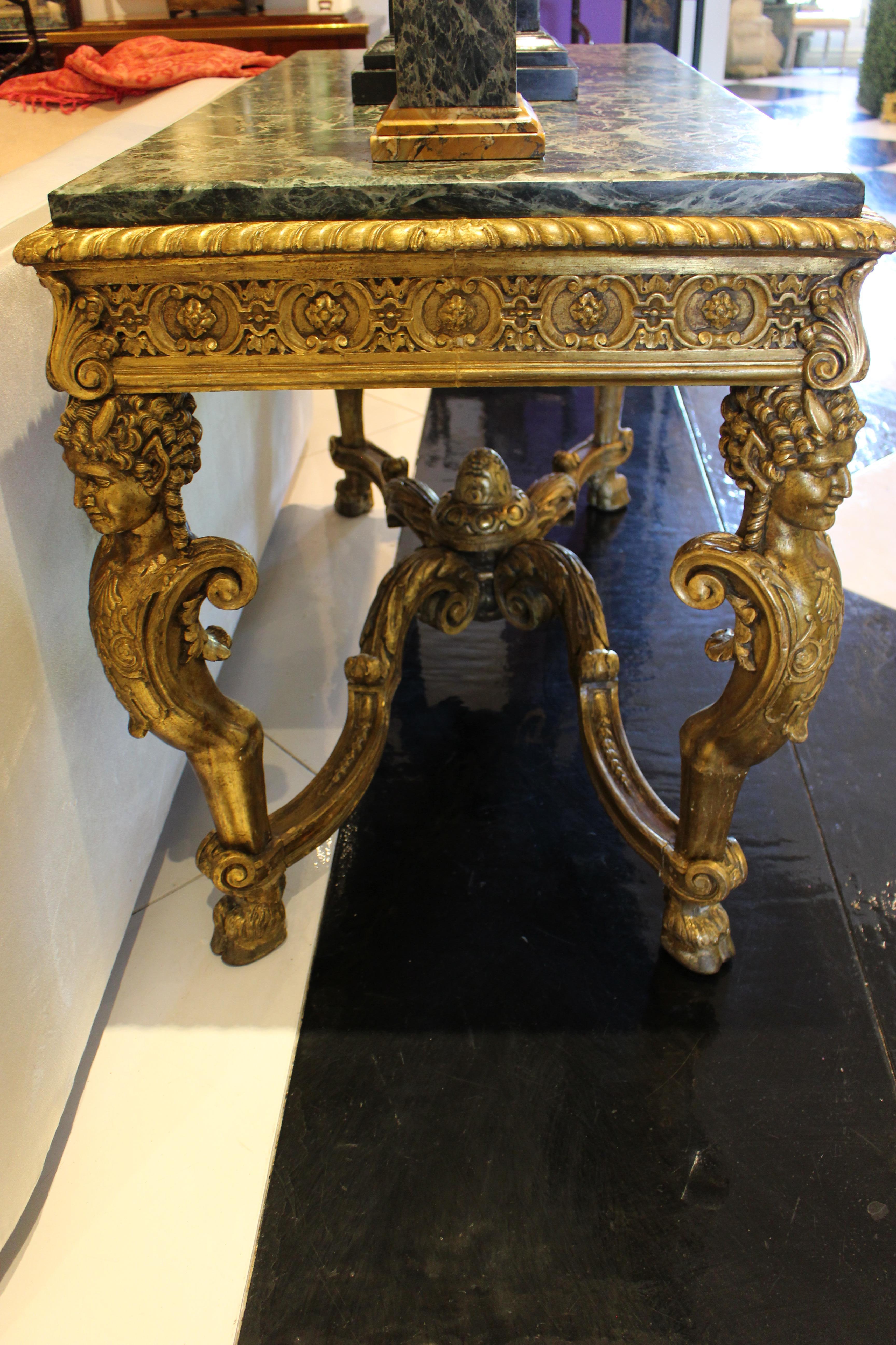 Regency Magnifique table de Milieu en bois doré de style Régence en vente