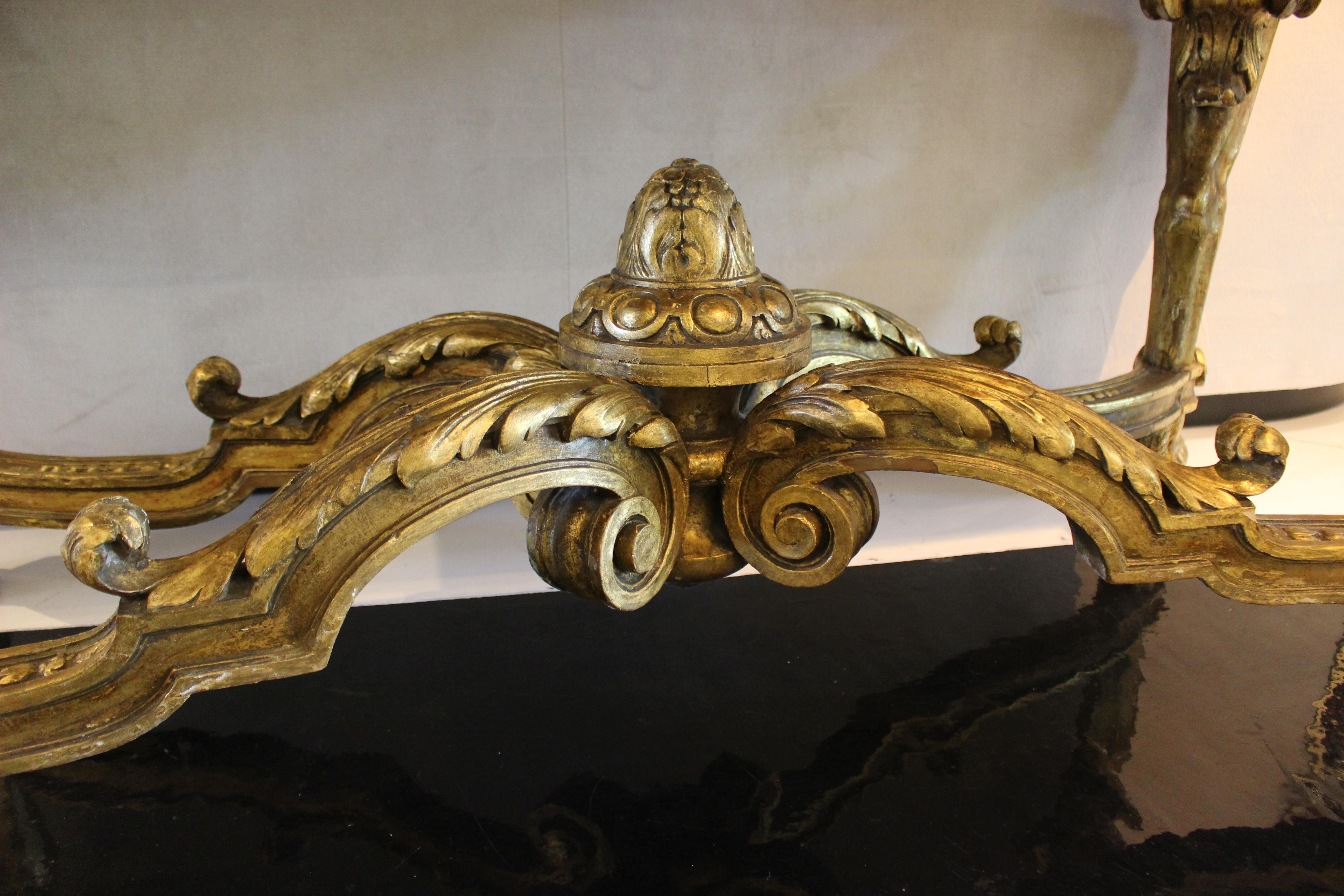 XVIIIe siècle Magnifique table de Milieu en bois doré de style Régence en vente
