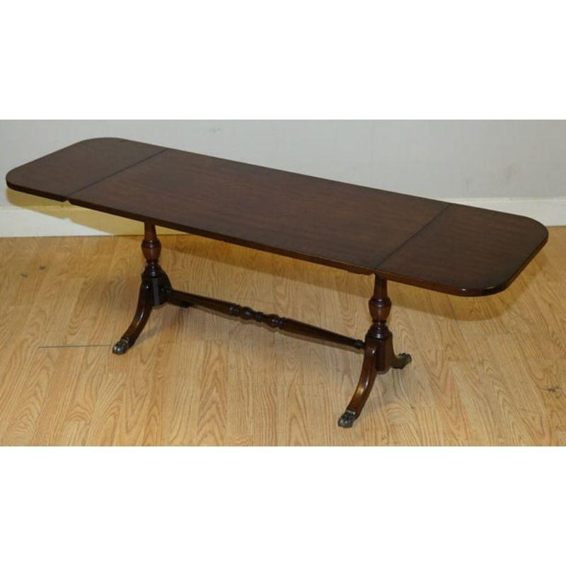 Magnifique table basse de style Regency à patte tombante pieds en laiton en vente 3