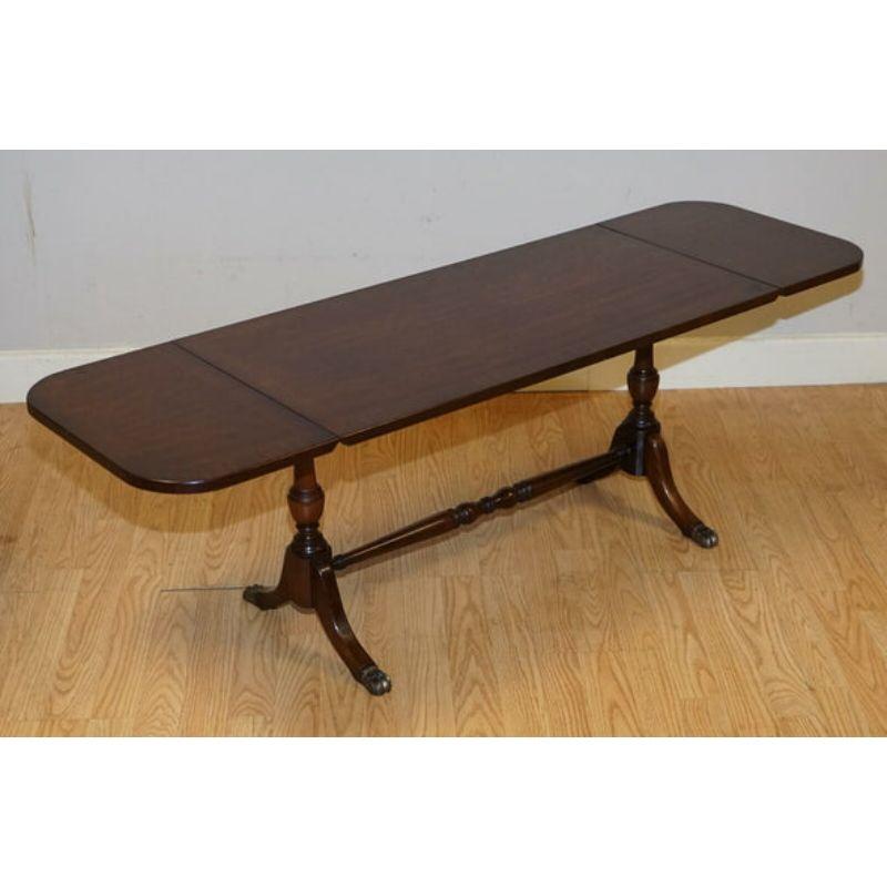 Magnifique table basse de style Regency à patte tombante pieds en laiton en vente 2