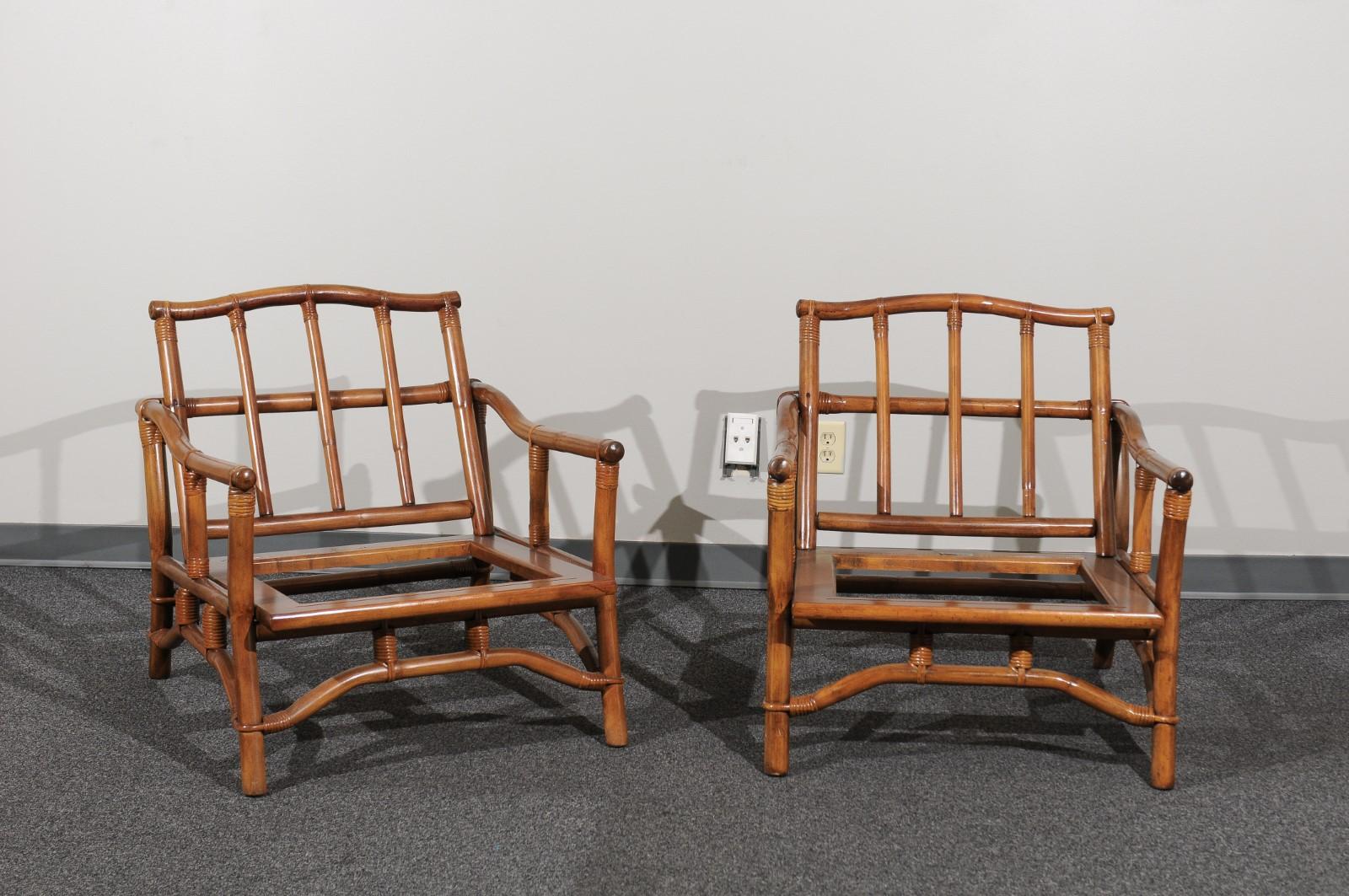 Ein wunderschön restauriertes Paar Loungesessel aus einer Kleinserie von Ficks Reed, um 1970. Wunderschön gestalteter und fachmännisch konstruierter Rahmen aus Rattan und Hartholz mit einem auffälligen Pagoden-Detail auf der Rückenlehne. Kräftig und
