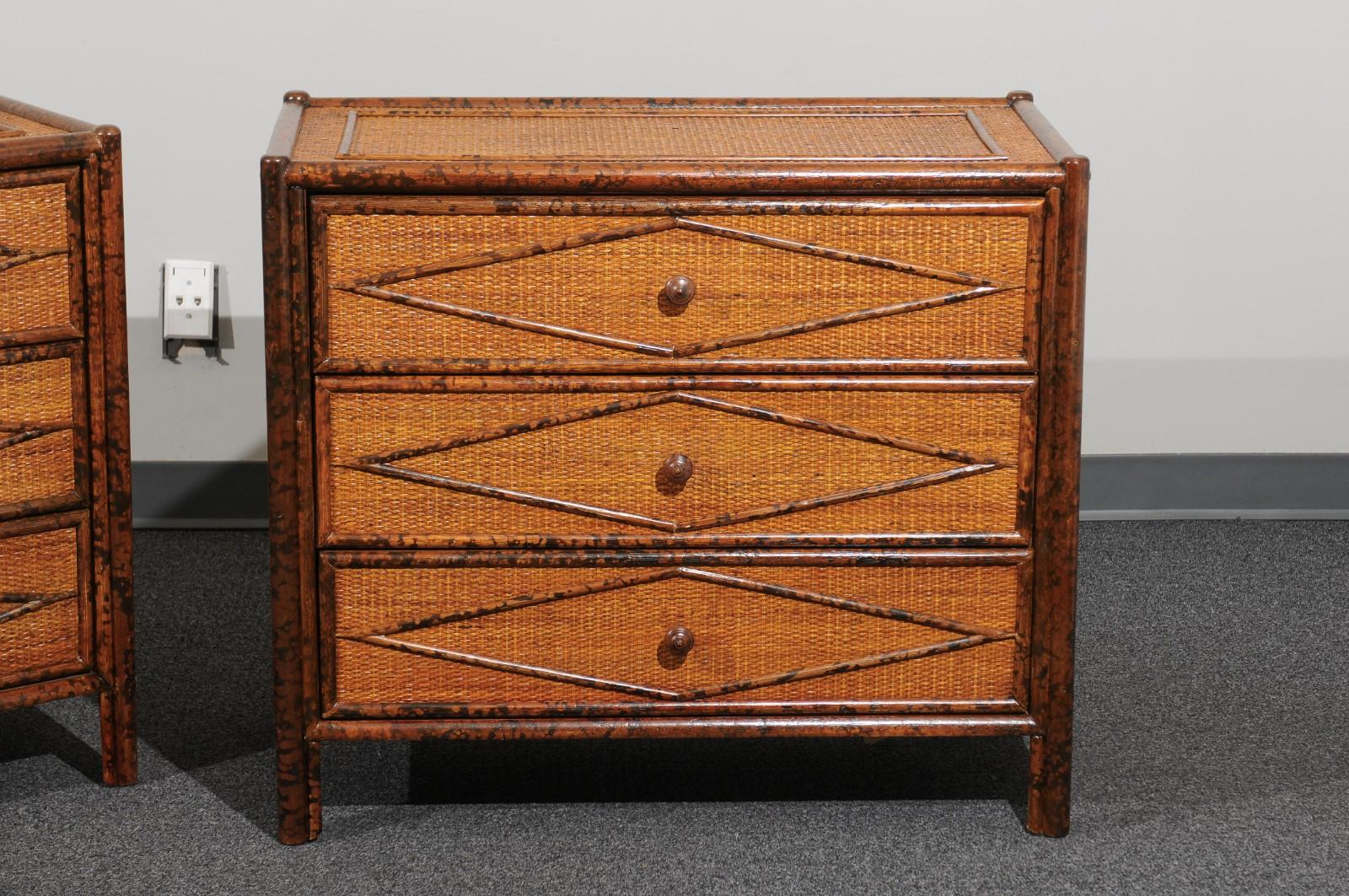 Preciosa pareja restaurada de cómodas de caña de carey, hacia 1980 Desconocido en venta