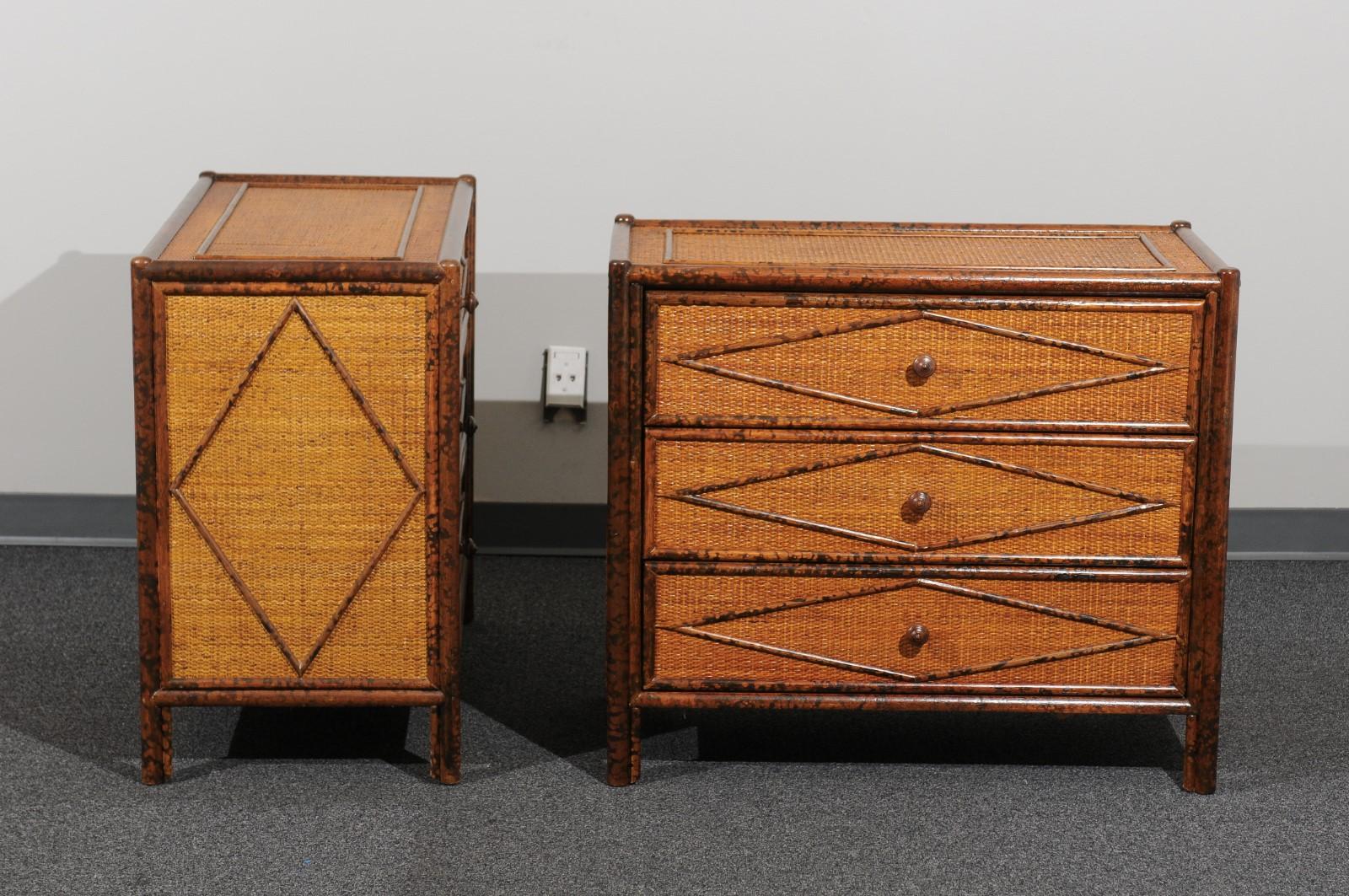 Preciosa pareja restaurada de cómodas de caña de carey, hacia 1980 en venta 3