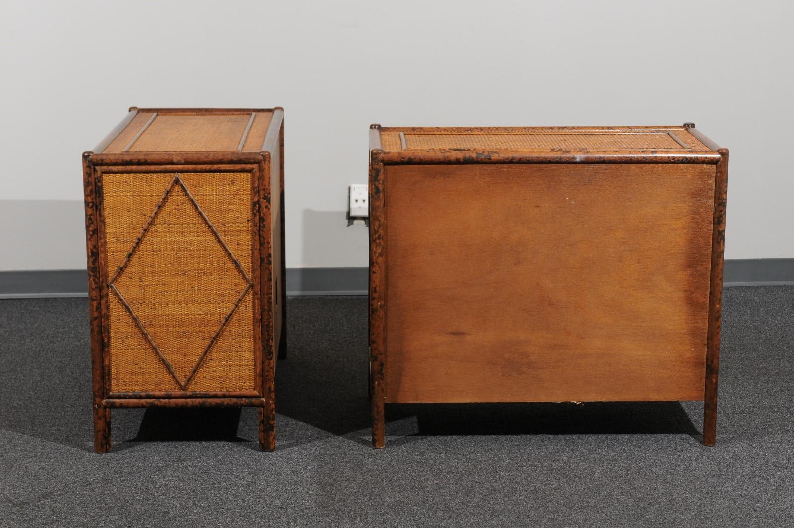 Preciosa pareja restaurada de cómodas de caña de carey, hacia 1980 en venta 5