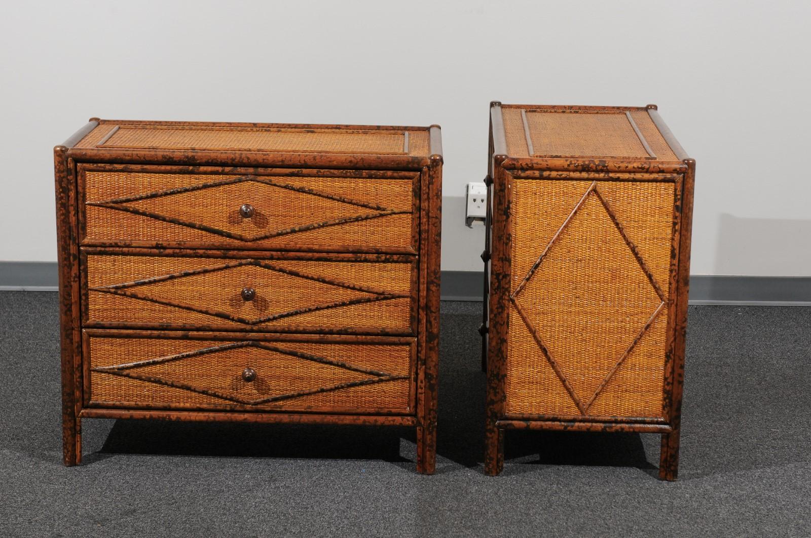 Preciosa pareja restaurada de cómodas de caña de carey, hacia 1980 Bambú en venta
