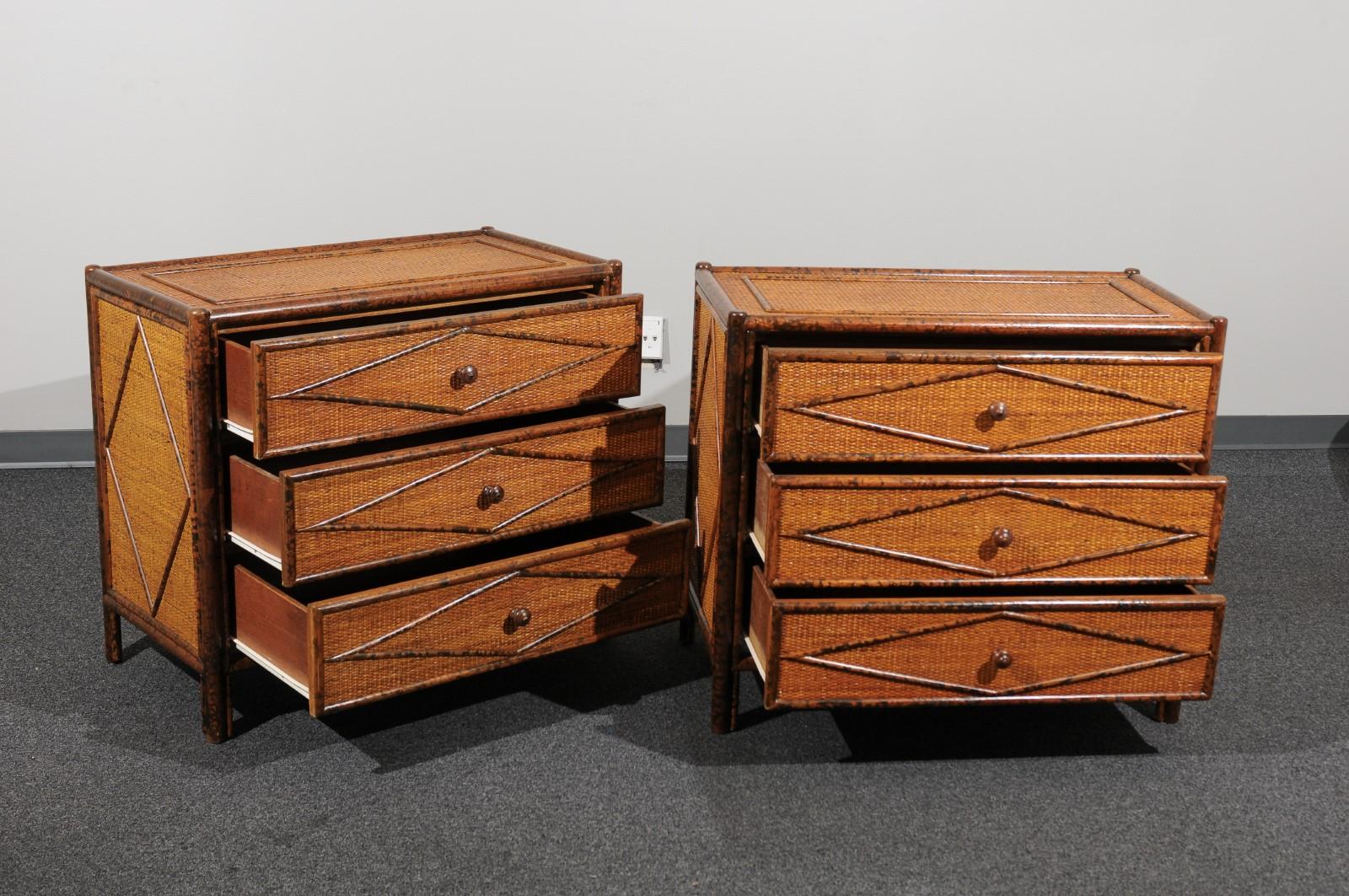 Preciosa pareja restaurada de cómodas de caña de carey, hacia 1980 en venta 6