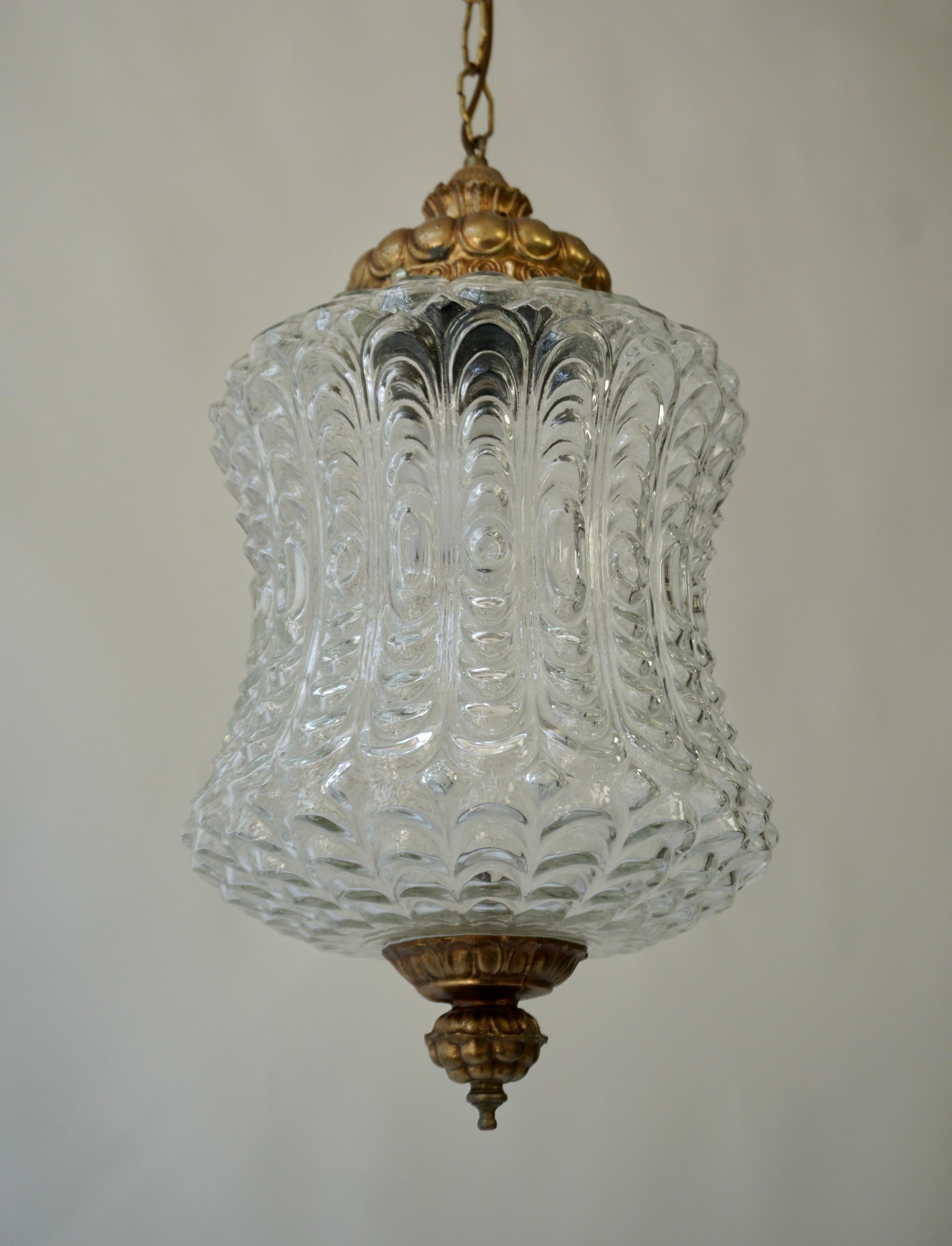 Bellissima lampada a sospensione in vetro a coste con sistema di sospensione in ottone

Dai un tocco di eleganza e fascino vintage ai tuoi interni con questa bellissima lampada a sospensione in vetro rigato. Questa lampada è un'aggiunta perfetta a