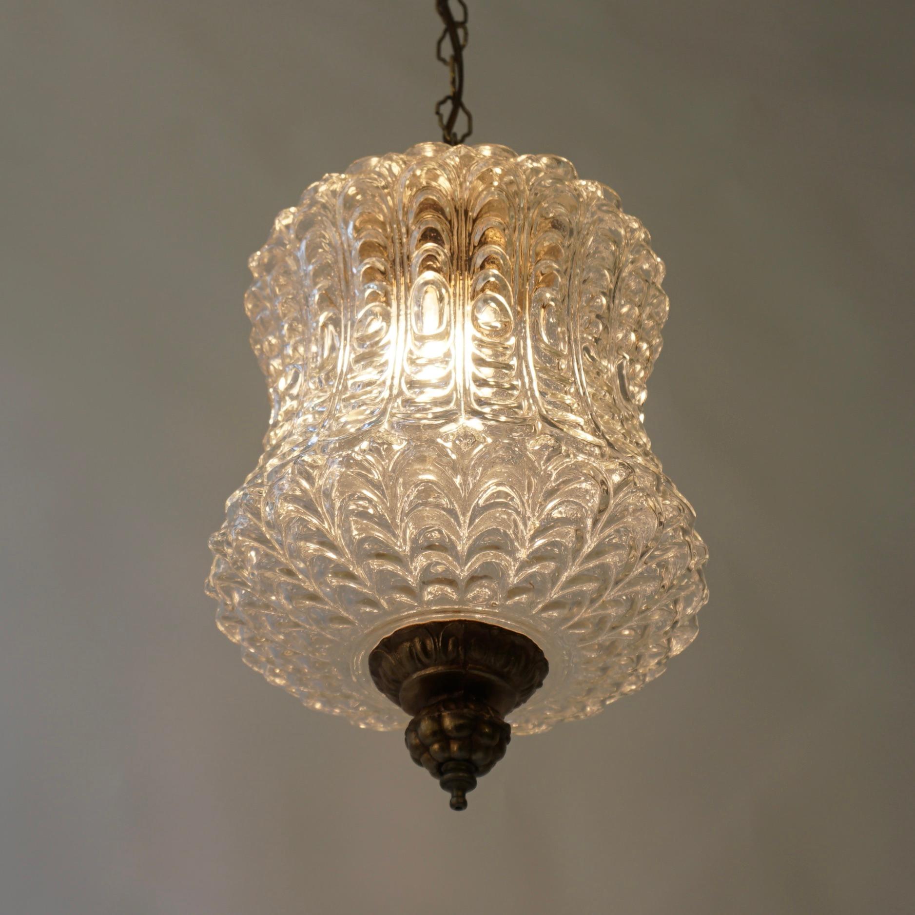 Ottone Bellissima lampada a sospensione in vetro a coste in vendita