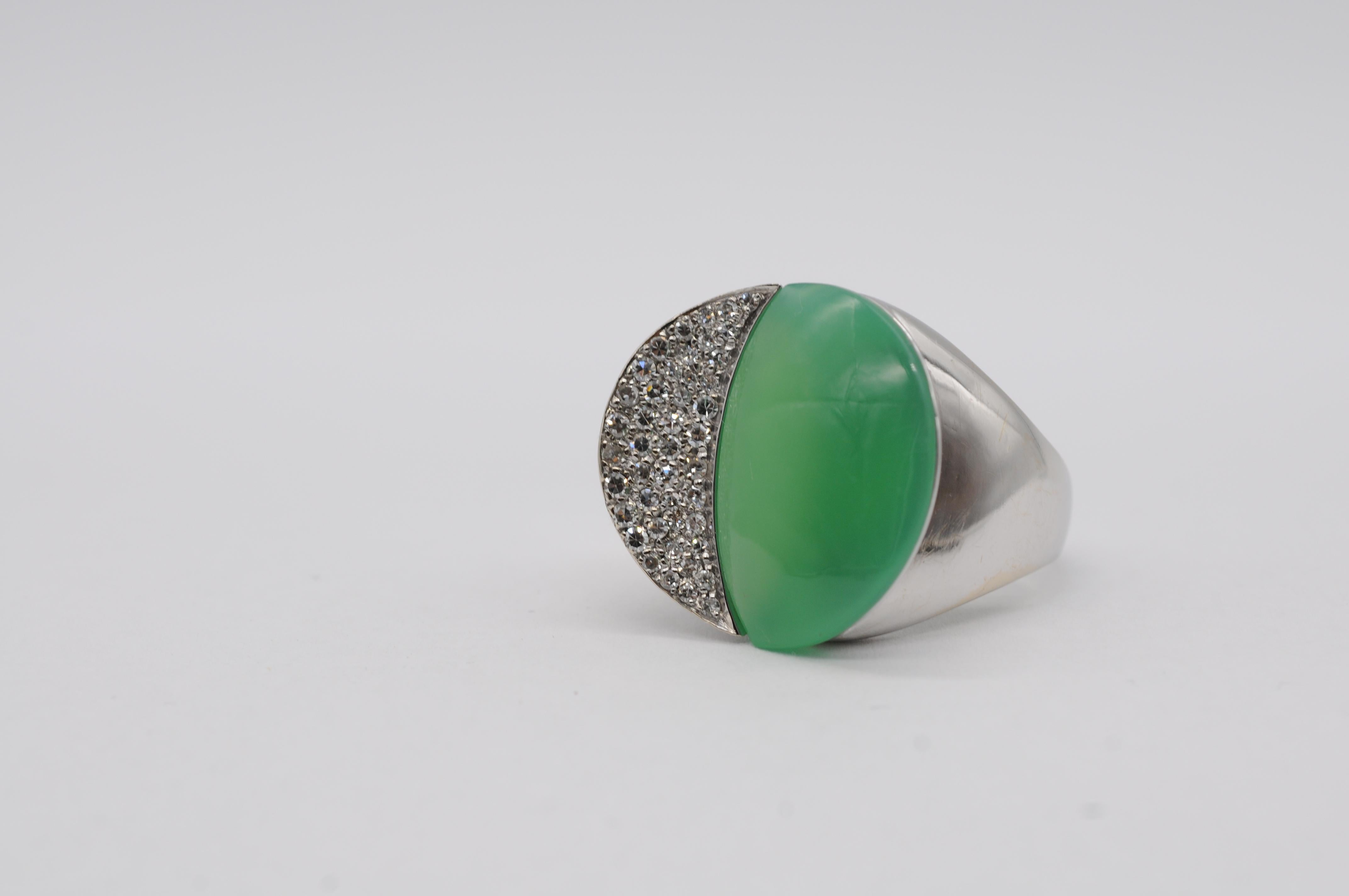 Aesthetic Movement beautiful ring in 18k white gold with diamonds and jadeite For Sale