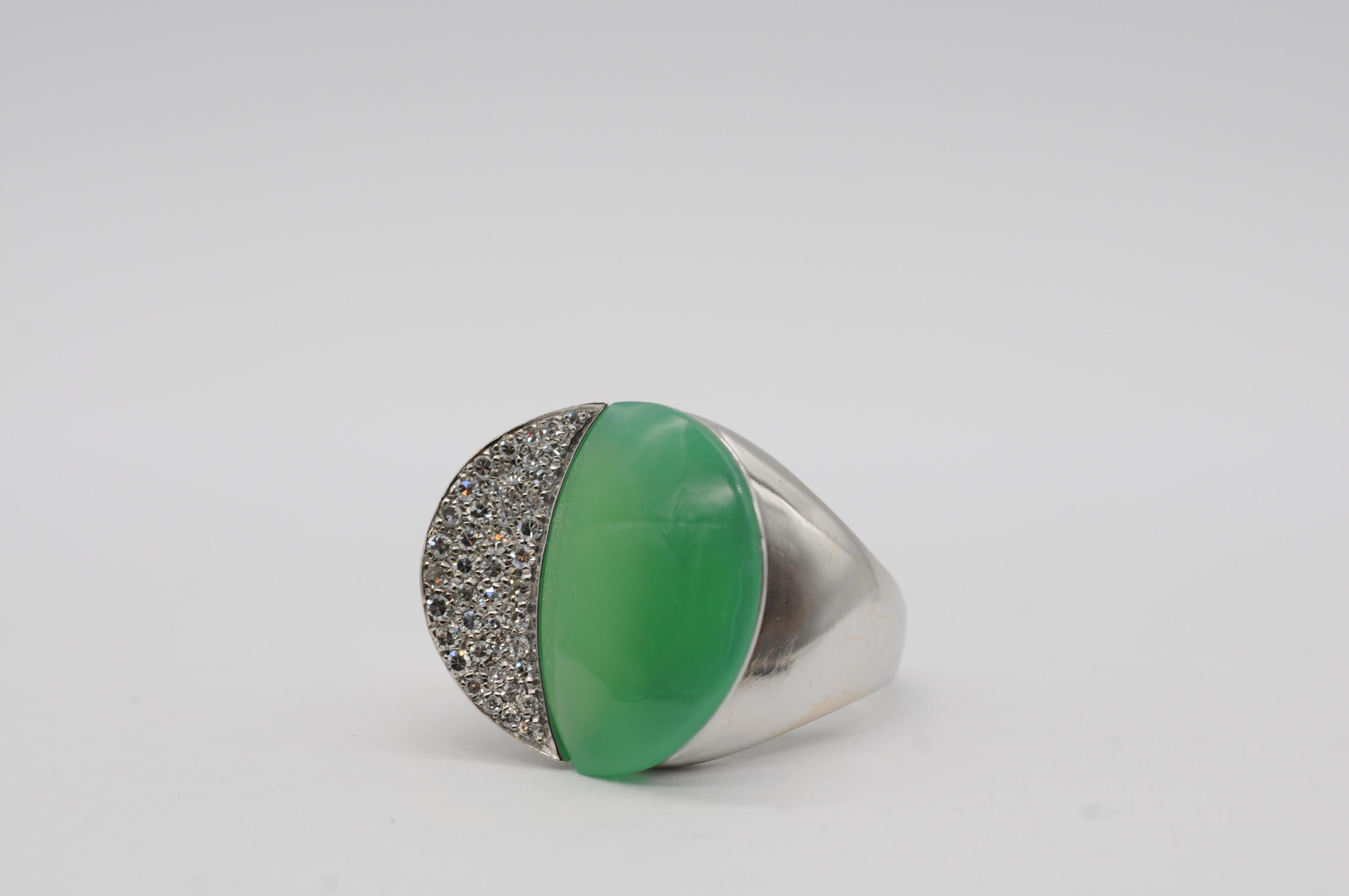 Mixed Cut beautiful ring in 18k white gold with diamonds and jadeite For Sale