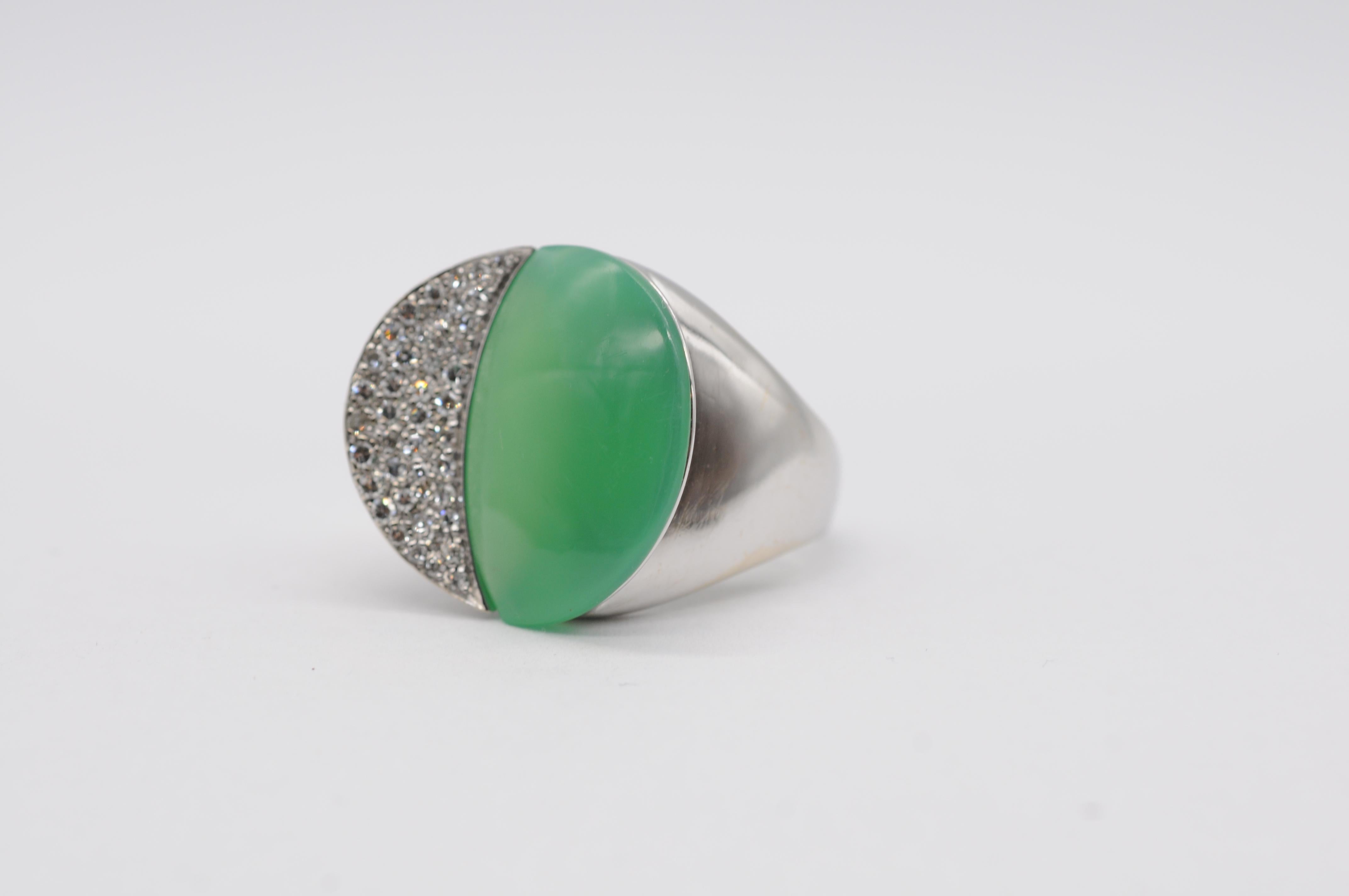 beautiful ring in 18k white gold with diamonds and jadeite In Good Condition For Sale In Berlin, BE