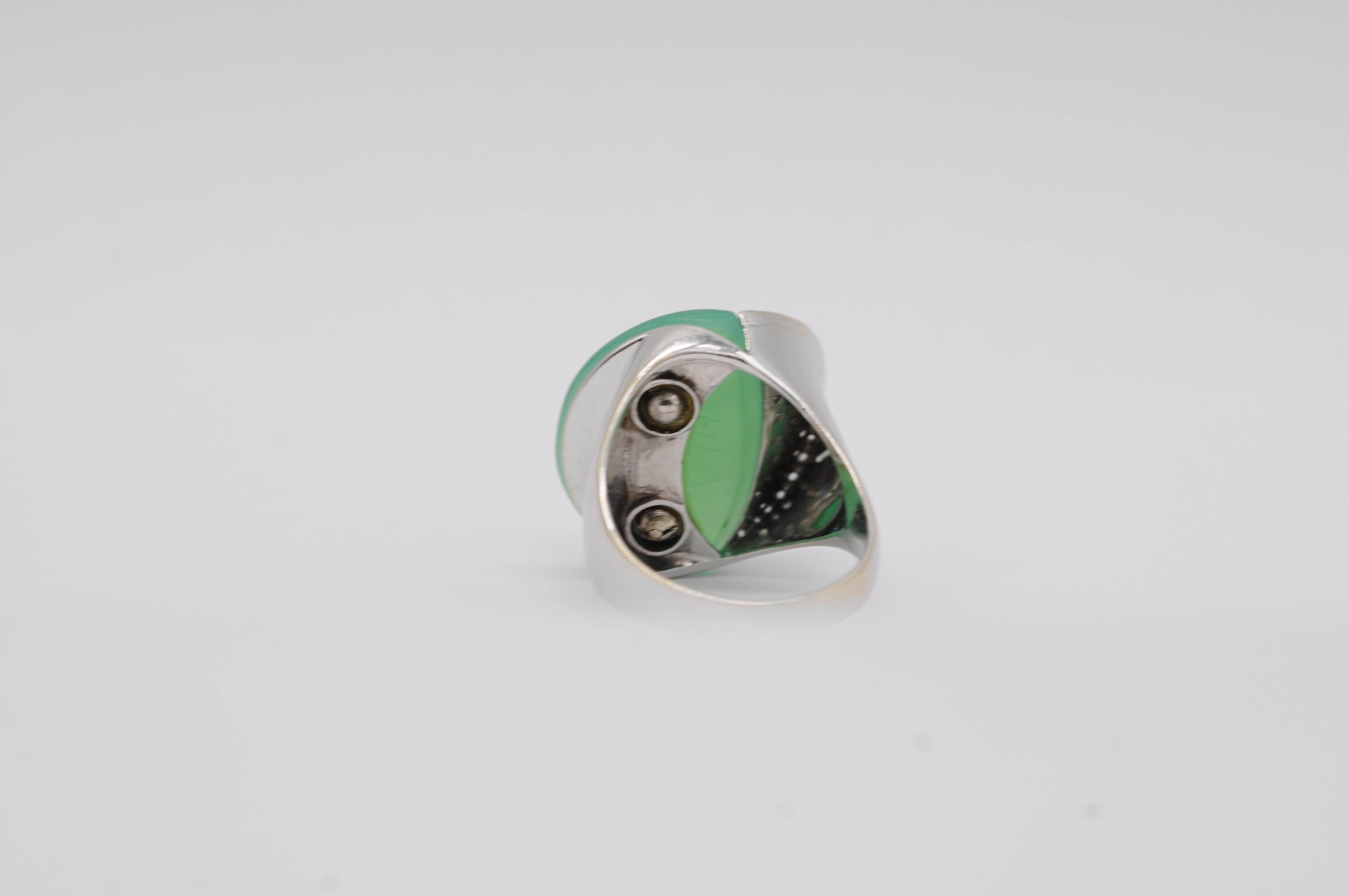 Women's or Men's beautiful ring in 18k white gold with diamonds and jadeite For Sale
