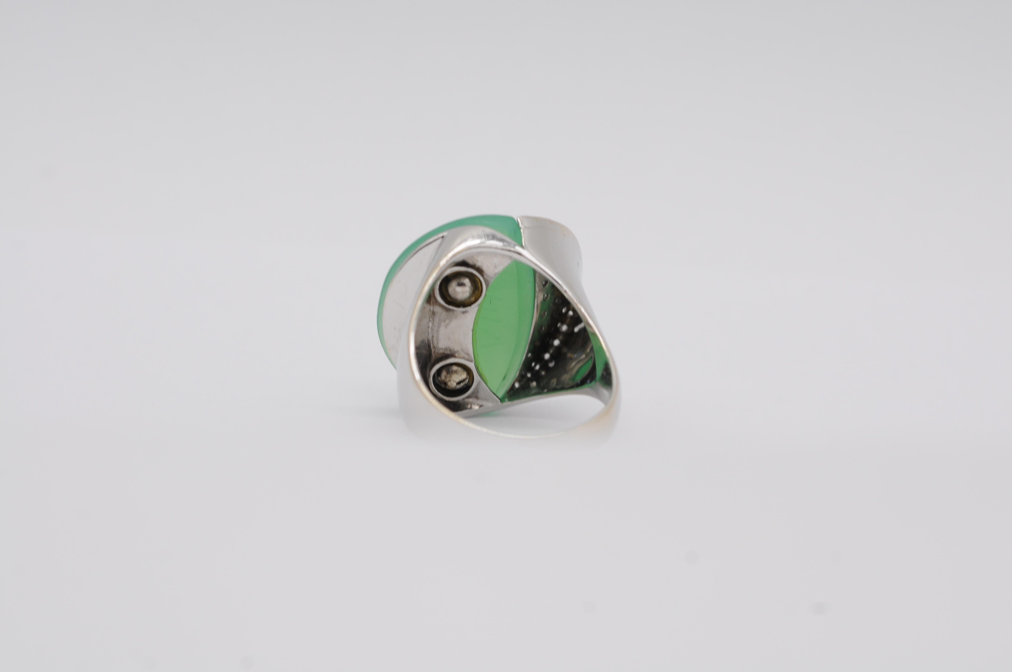 beautiful ring in 18k white gold with diamonds and jadeite For Sale 1