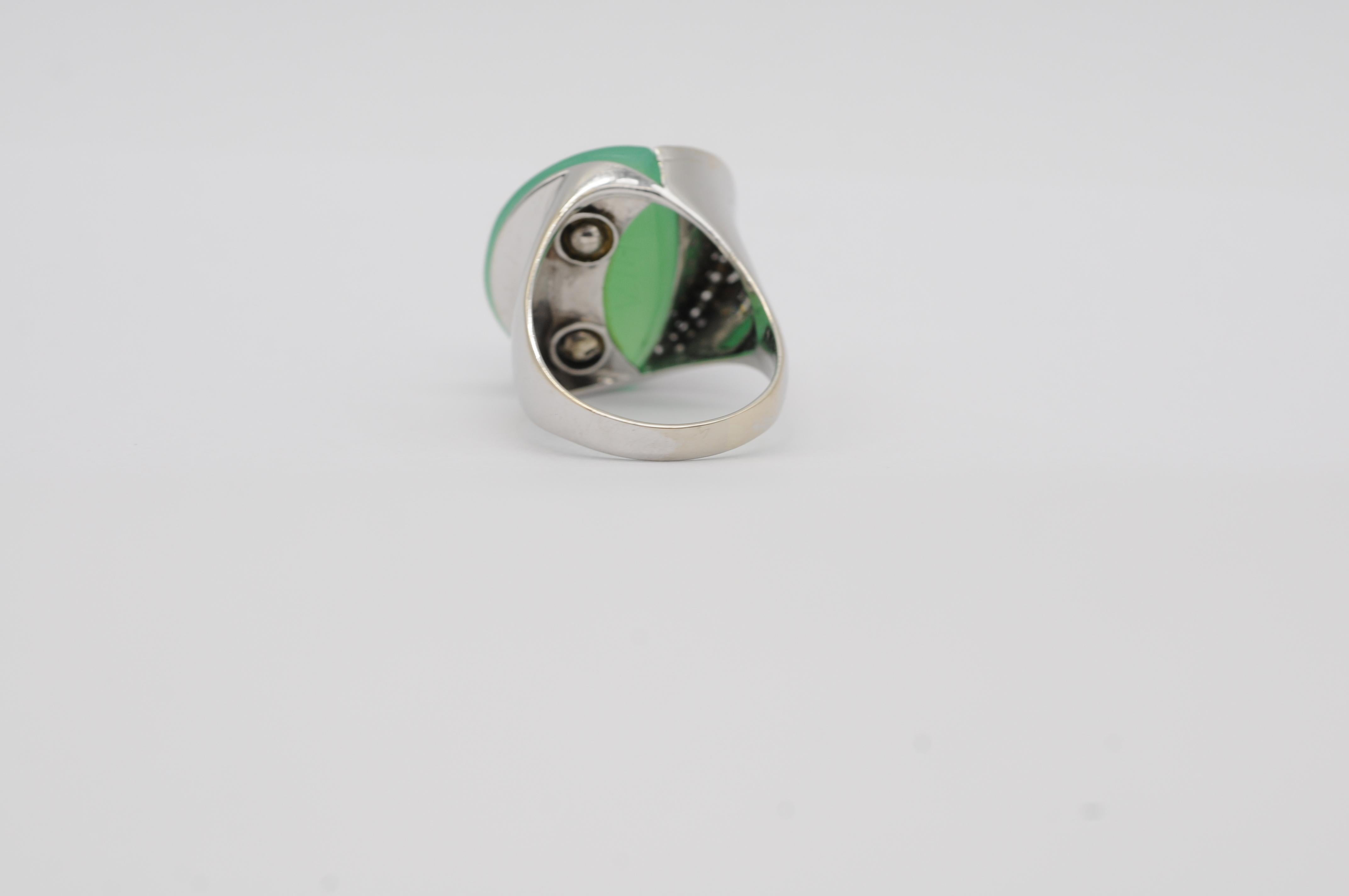 beautiful ring in 18k white gold with diamonds and jadeite For Sale 2