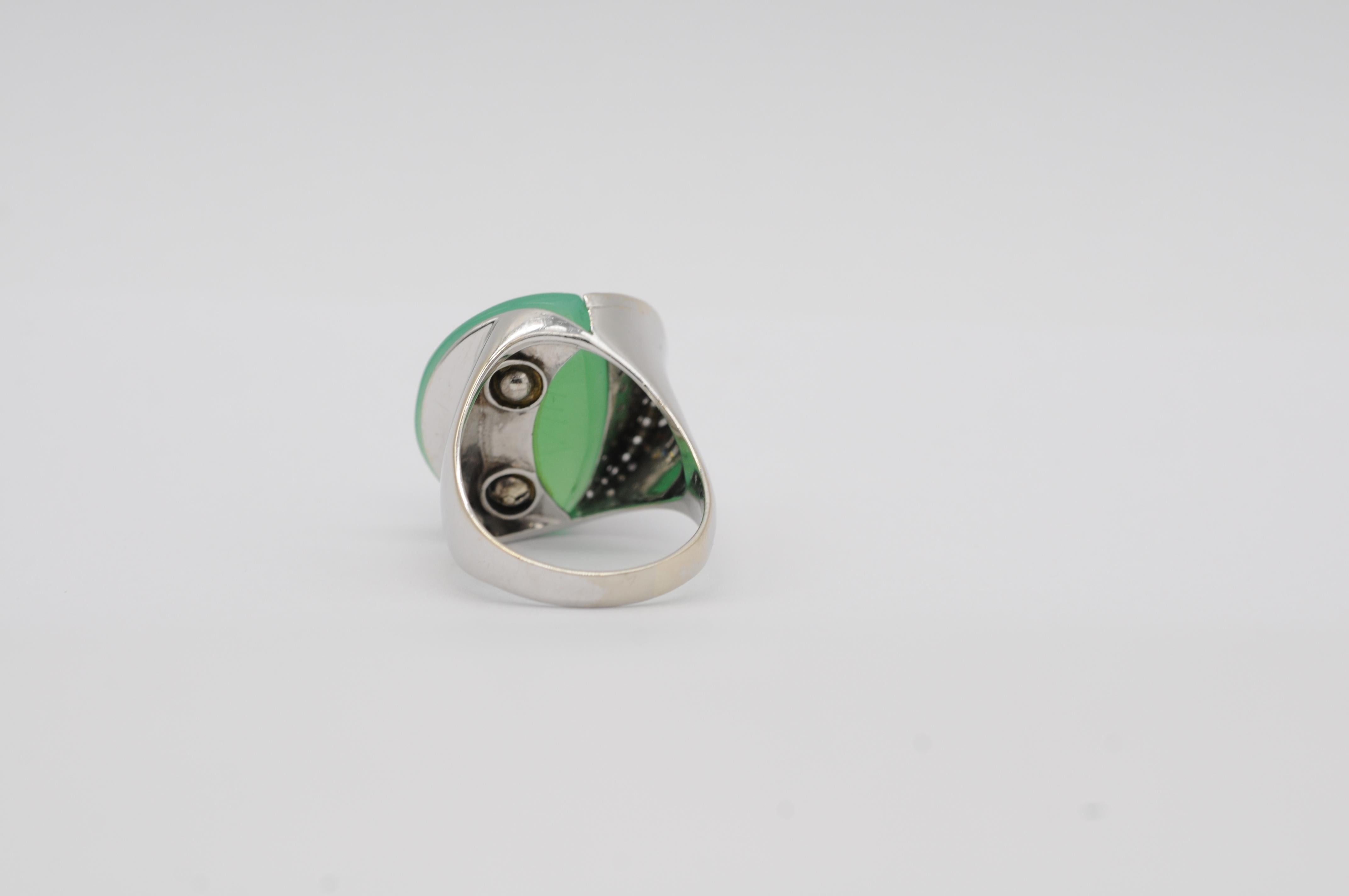 beautiful ring in 18k white gold with diamonds and jadeite For Sale 3
