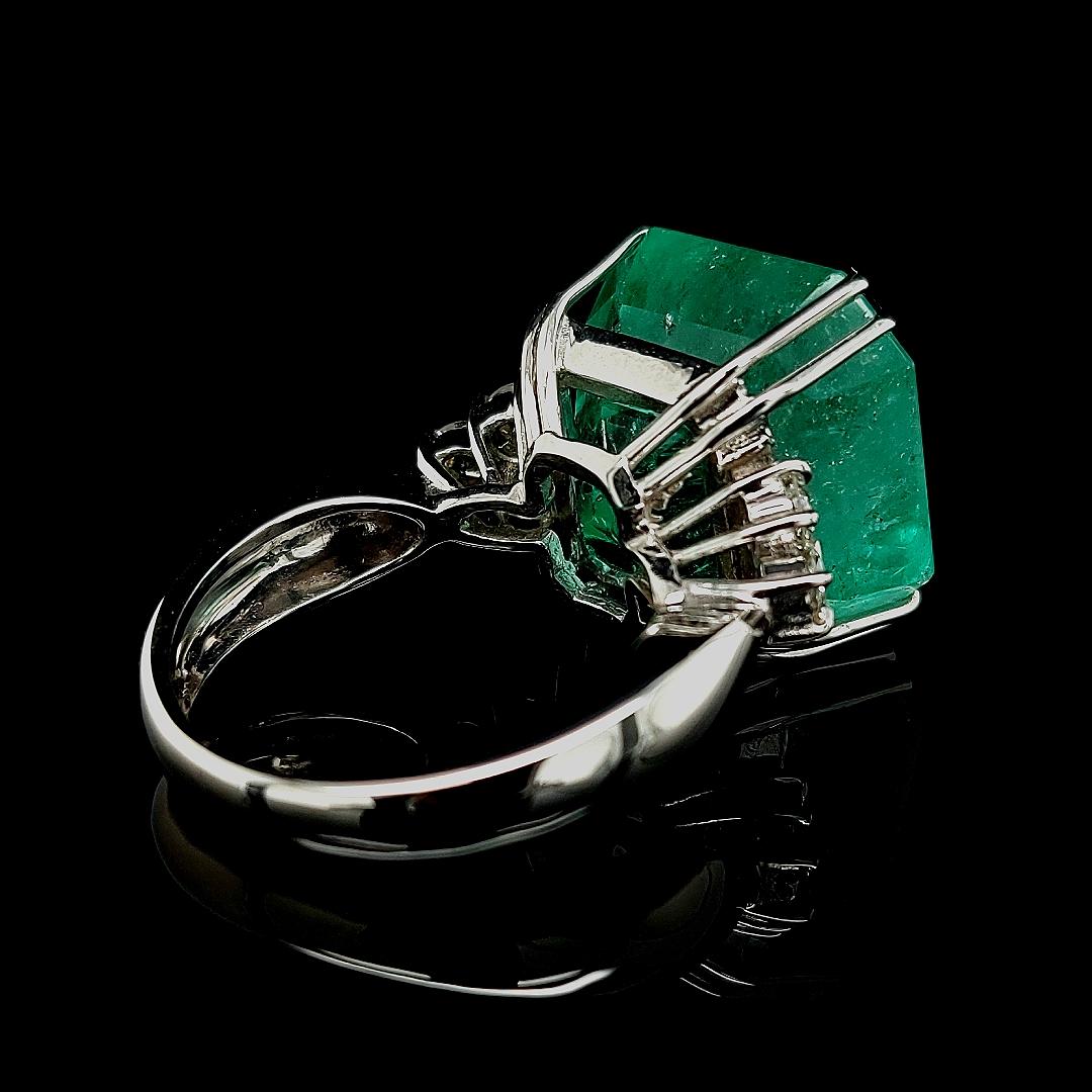 Women's or Men's Beautiful Ring with a Huge 18.53 Carat Colombian Emerald and Diamonds For Sale
