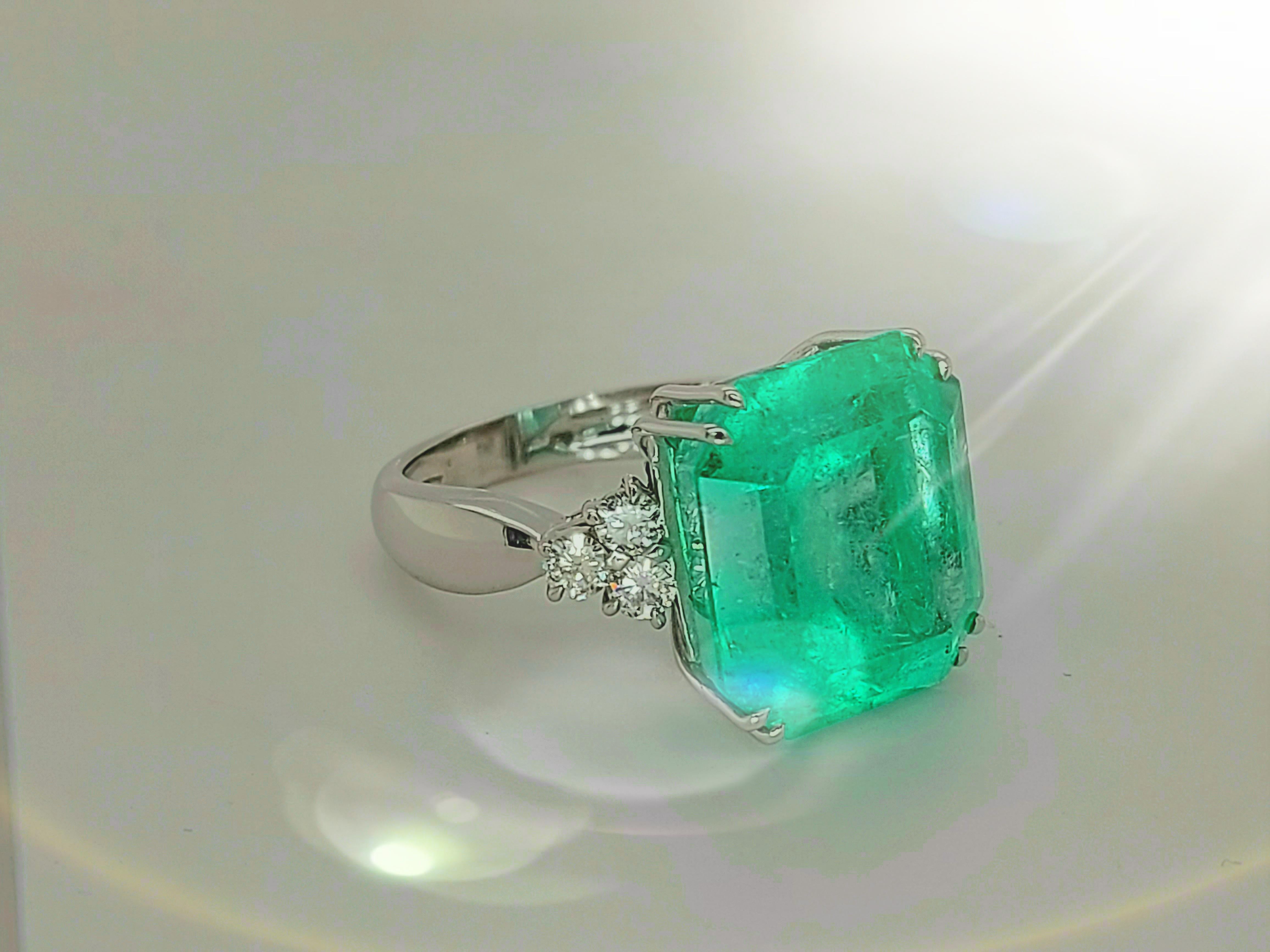 Beautiful Ring with a Huge 18.53 Carat Colombian Emerald and Diamonds For Sale 1