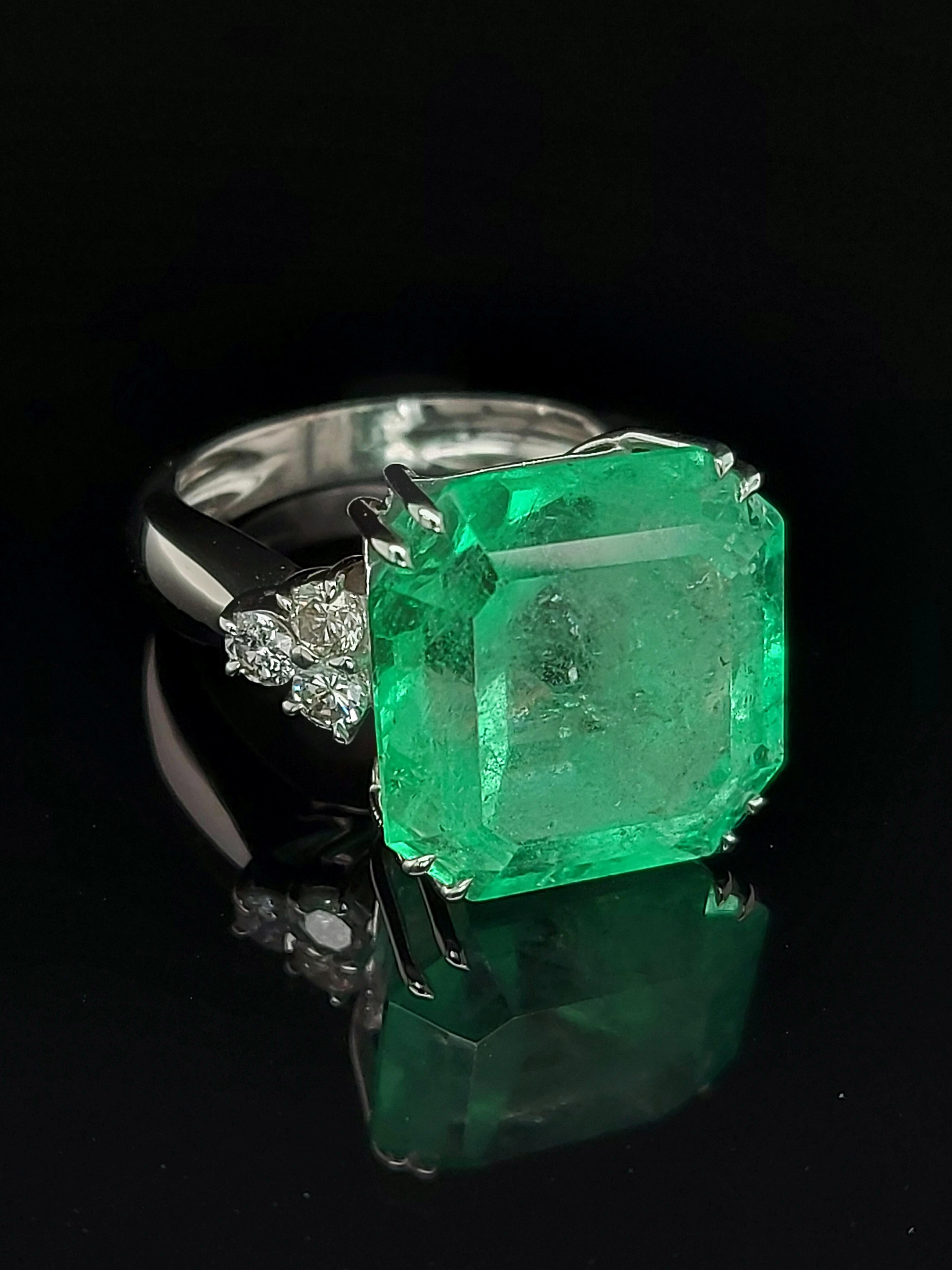 Beautiful Ring with a Huge 18.53 Carat Colombian Emerald and Diamonds For Sale 3