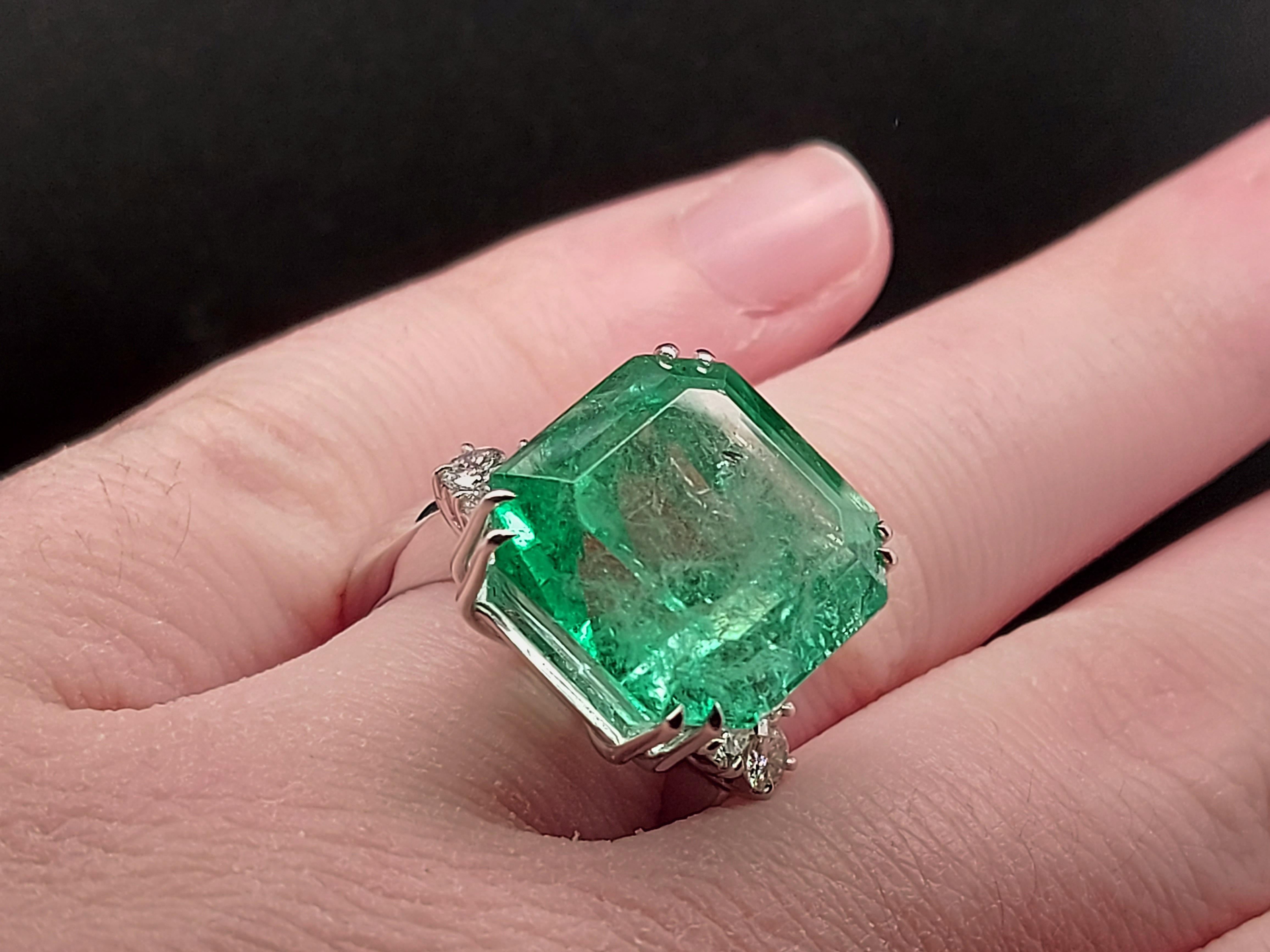 Beautiful Ring with a Huge 18.53 Carat Colombian Emerald and Diamonds For Sale 5