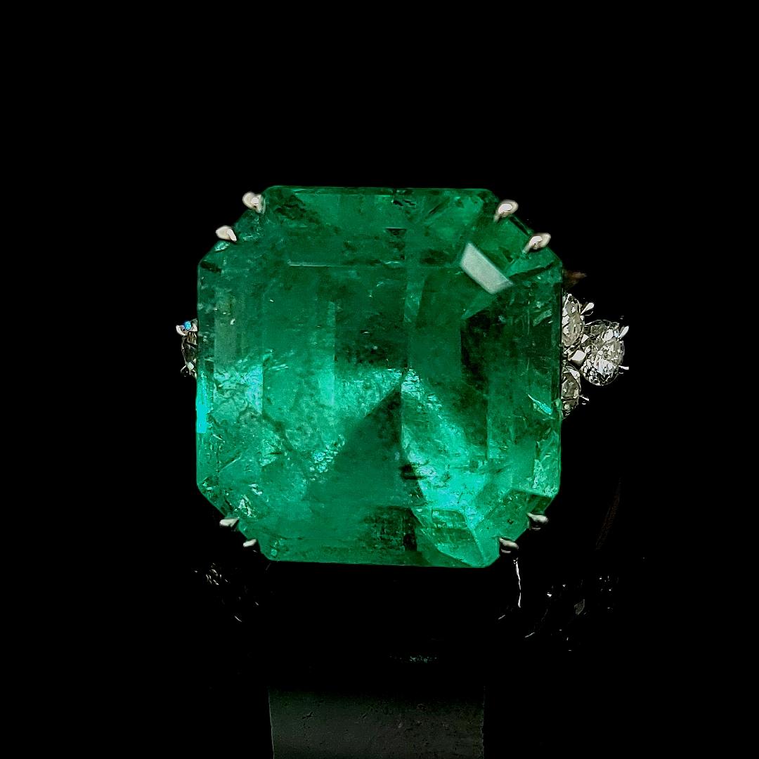 Beautiful Ring with a Large 18.53 Carat Emerald Stone and Diamonds 

Amazing Ring to enjoy day after day and make all heads turn.....

Colombian Emerald 18.53 carat

Diamonds: 6 brilliant cut diamonds : Ca. 0,72 Ct.

Material: solid 18kt white