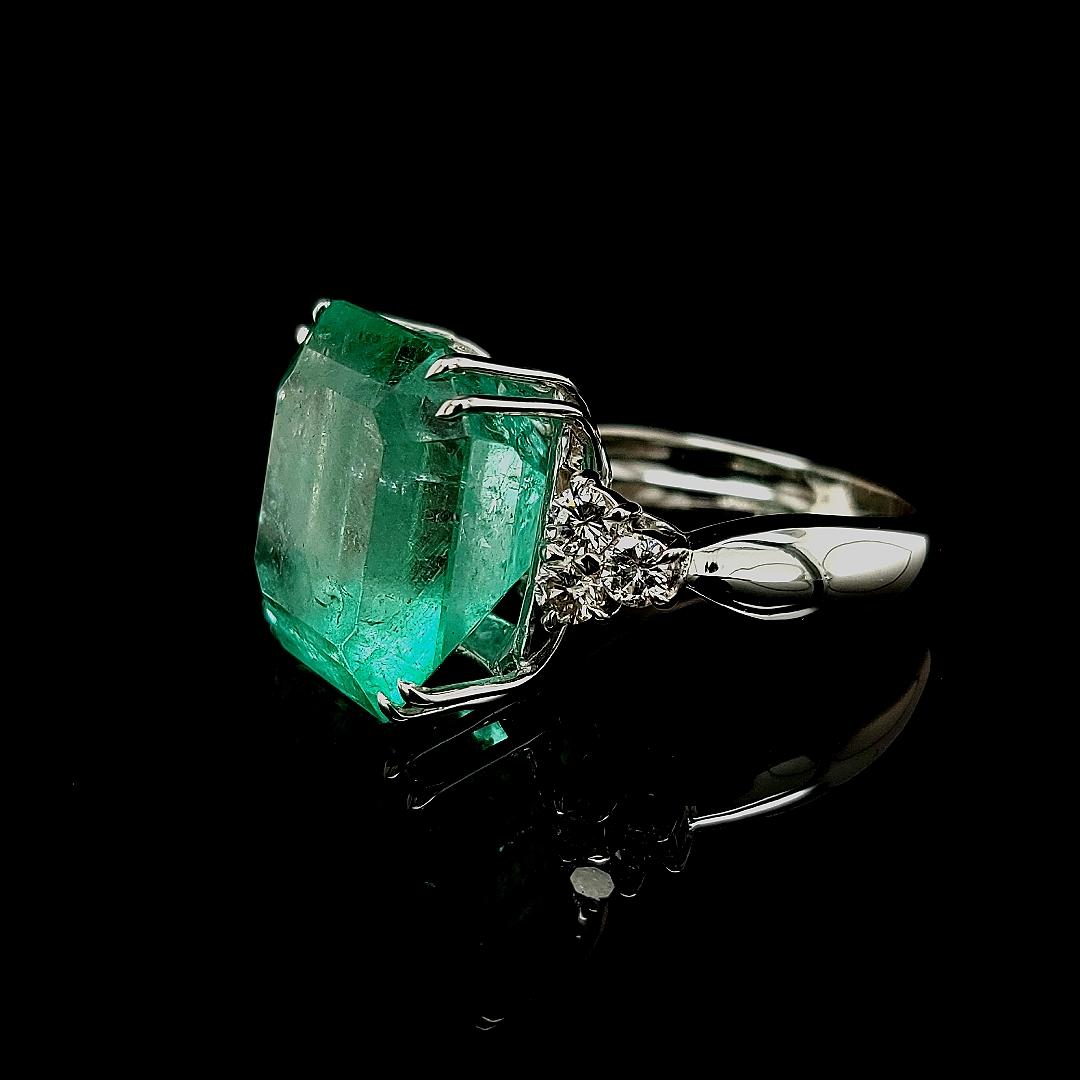 Brilliant Cut Beautiful Ring with a Huge 18.53 Carat Colombian Emerald and Diamonds For Sale