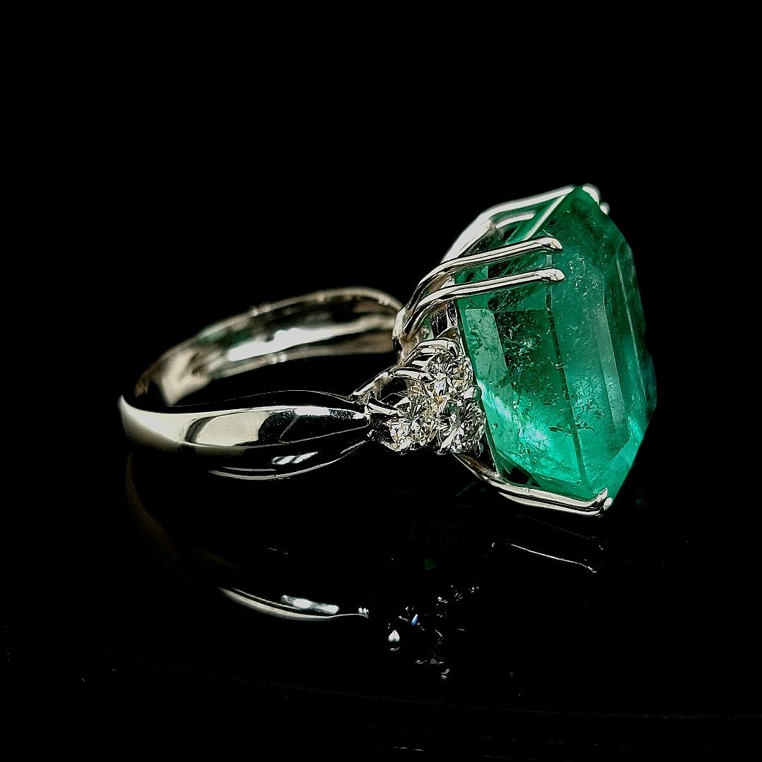 Beautiful Ring with a Huge 18.53 Carat Colombian Emerald and Diamonds In New Condition For Sale In Antwerp, BE