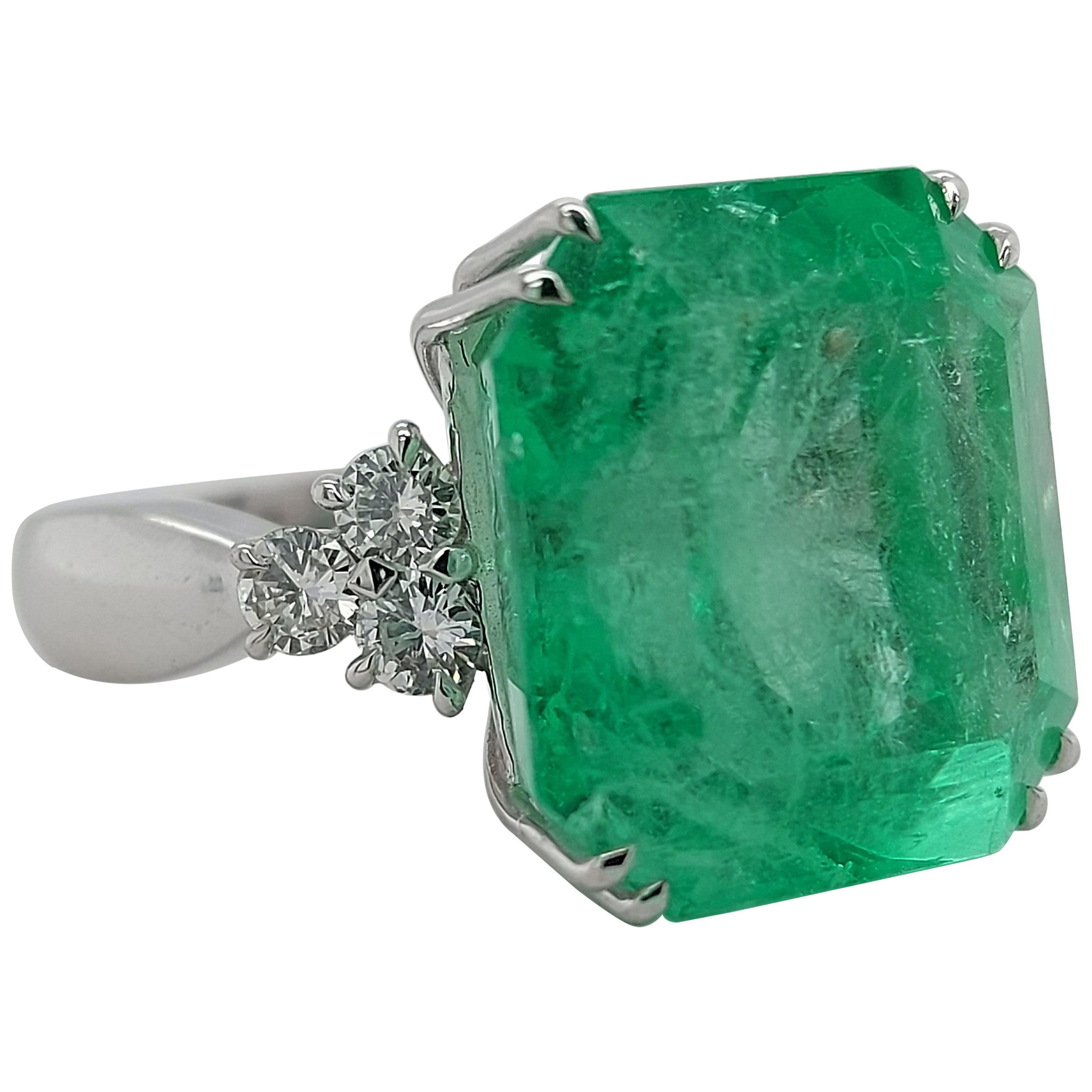 Beautiful Ring with a Huge 18.53 Carat Colombian Emerald and Diamonds For Sale