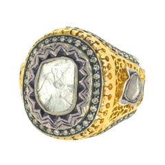 Precioso anillo con diamantes laterales y centrales y diamantes pavé en diseño ornamental