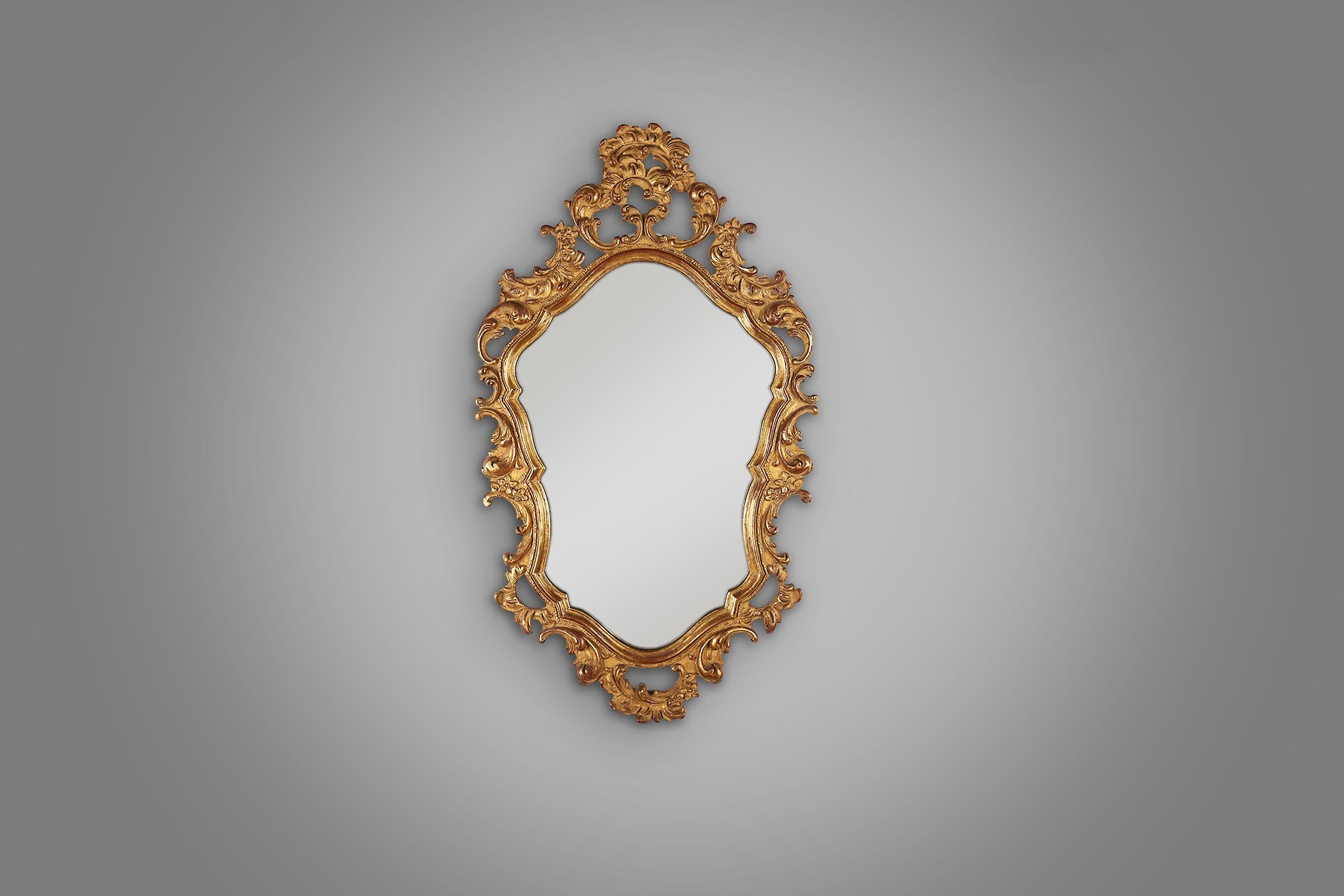 Belgium / 1950s / Mirror with stand and original label / wood and gold leaf / Antique / baroque / rococo 

Belgium classic baroque mirror with decorative golden frame and a matching stand to hang loose under the mirror. With original label from the