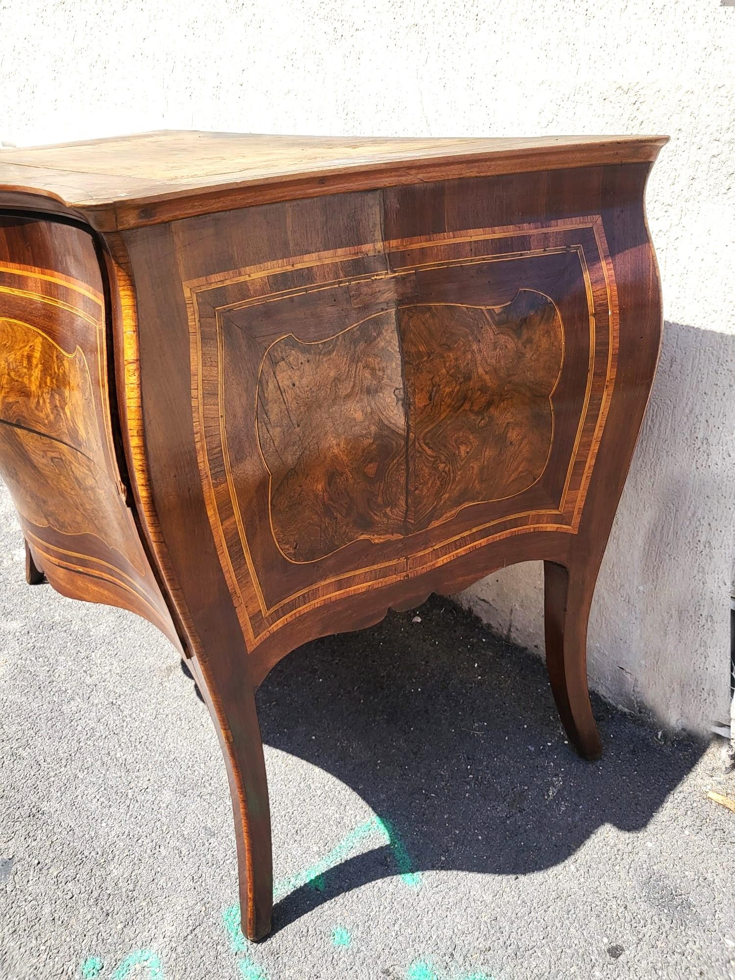 Beautiful Roman Marquetry Commode, 18th Century Period In Good Condition For Sale In MARSEILLE, FR