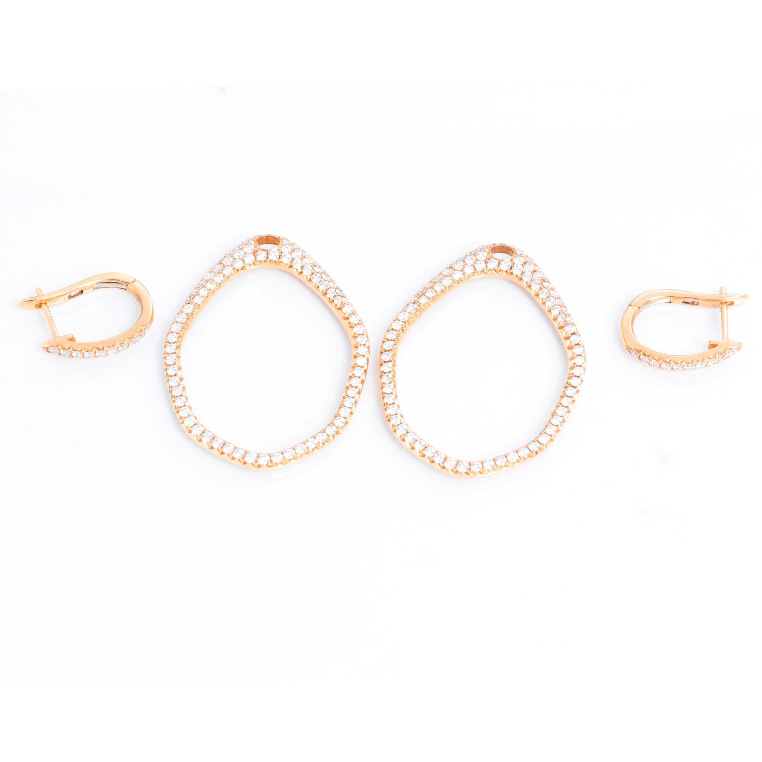 Magnifiques boucles d'oreilles Huggie en or rose avec diamants Pour femmes en vente