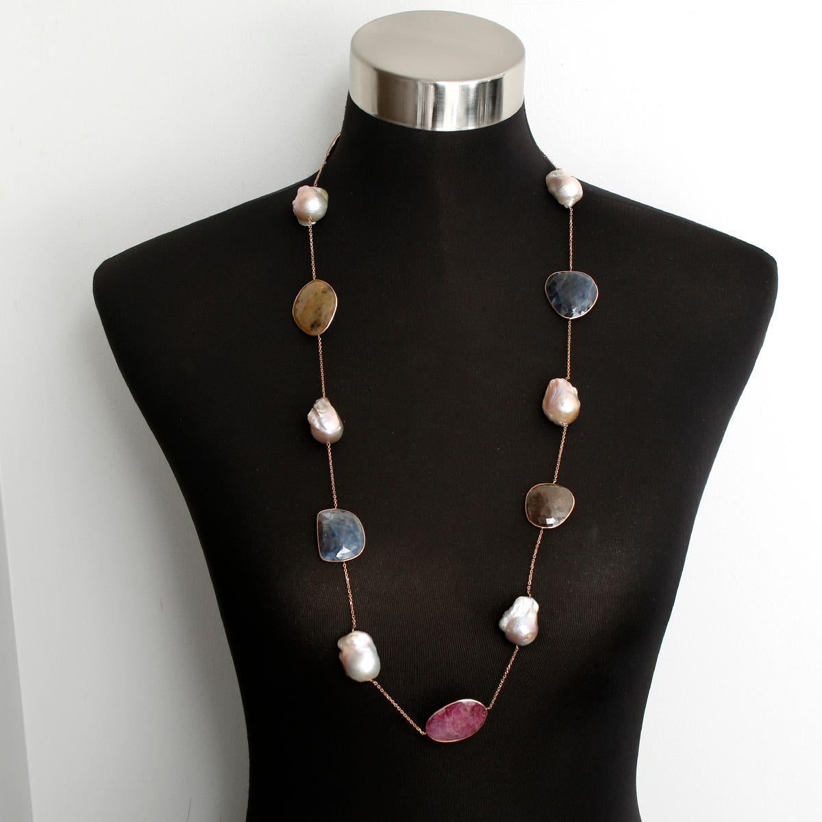 Donna Bellissima collana in oro rosa con fette di zaffiro multicolore e grandi perle in vendita