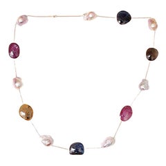 Magnifique collier en or rose avec des tranches de saphirs multicolores et de grandes perles