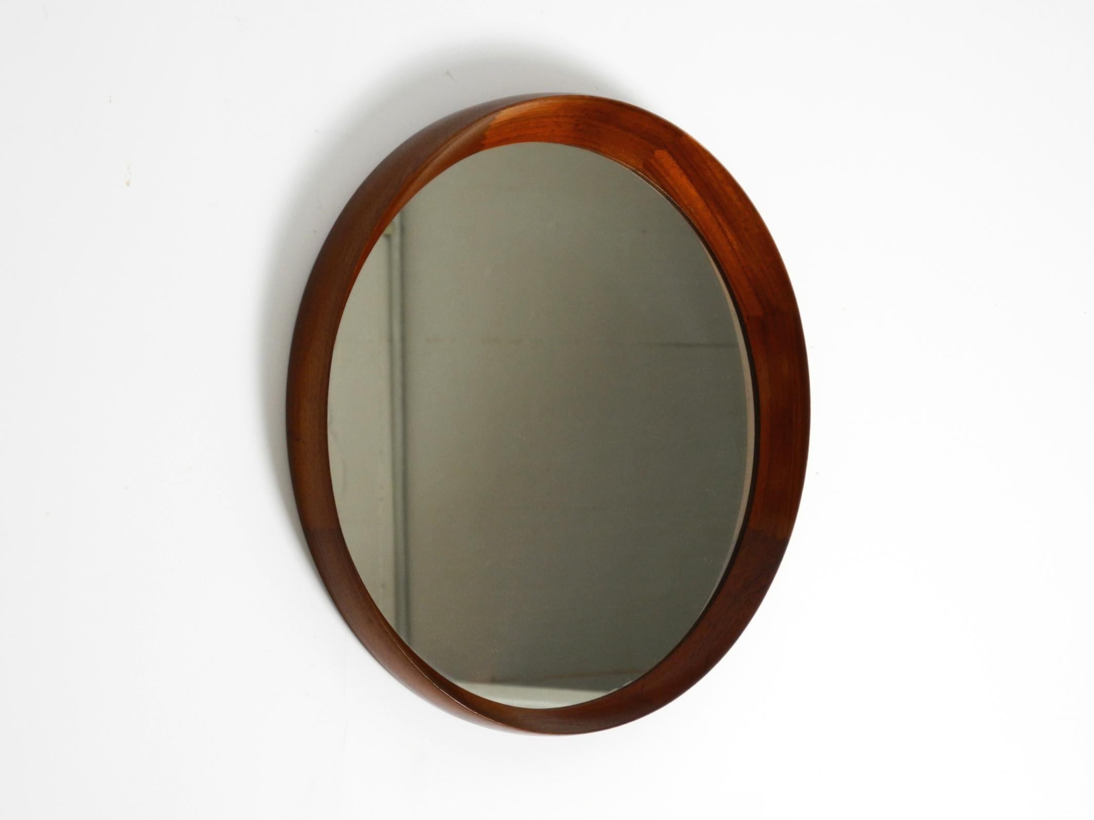 Meraviglioso specchio da parete rotondo in teak originale degli anni '60 di Denmark Copenhagen.
Etichetta del produttore sul retro TH. POSS 'EFTF.
Di altissima qualità e con un ottimo design minimalista. Telaio in teak sulla parte superiore più