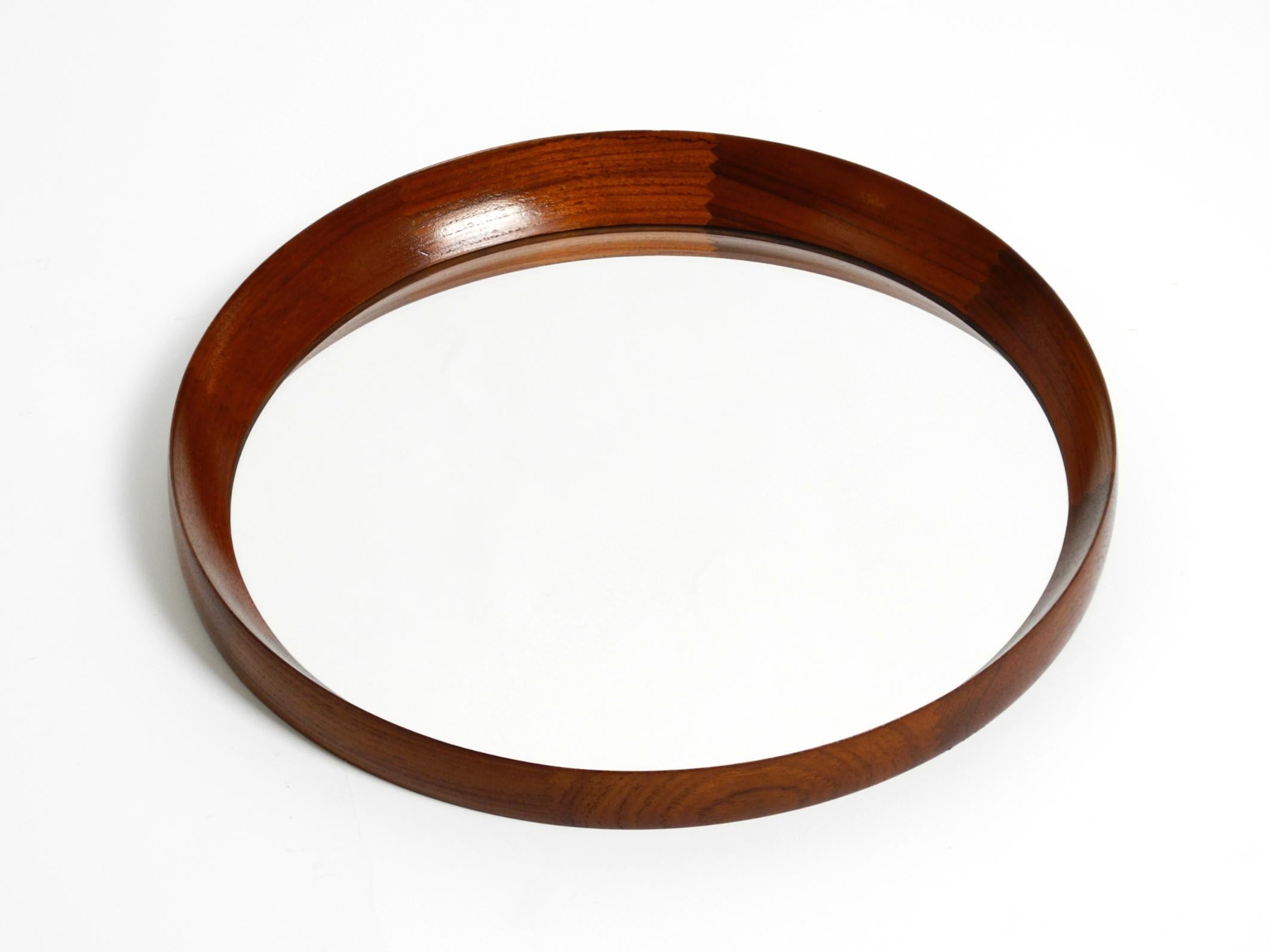 Mid-Century moderno Bellissimo specchio da parete rotondo in teak degli anni '60 di TH. POSS 'EFTF Copenaghen Danimarca in vendita
