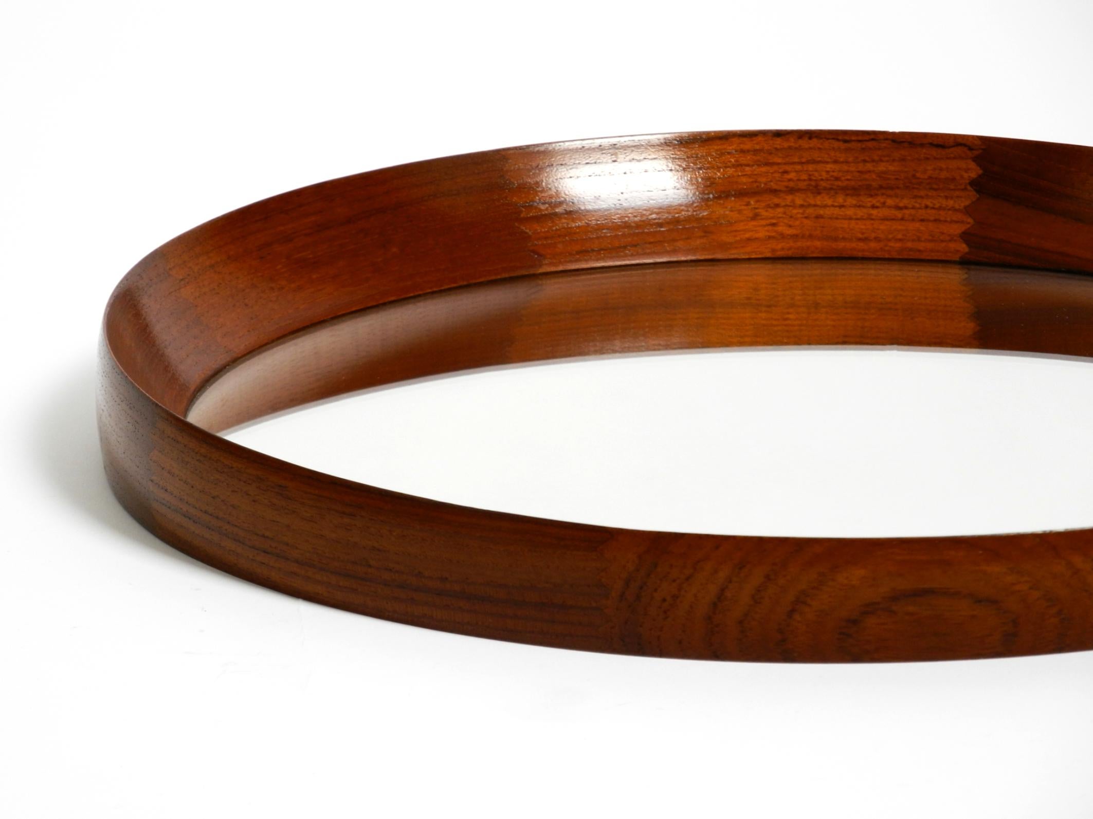 Metà XX secolo Bellissimo specchio da parete rotondo in teak degli anni '60 di TH. POSS 'EFTF Copenaghen Danimarca in vendita