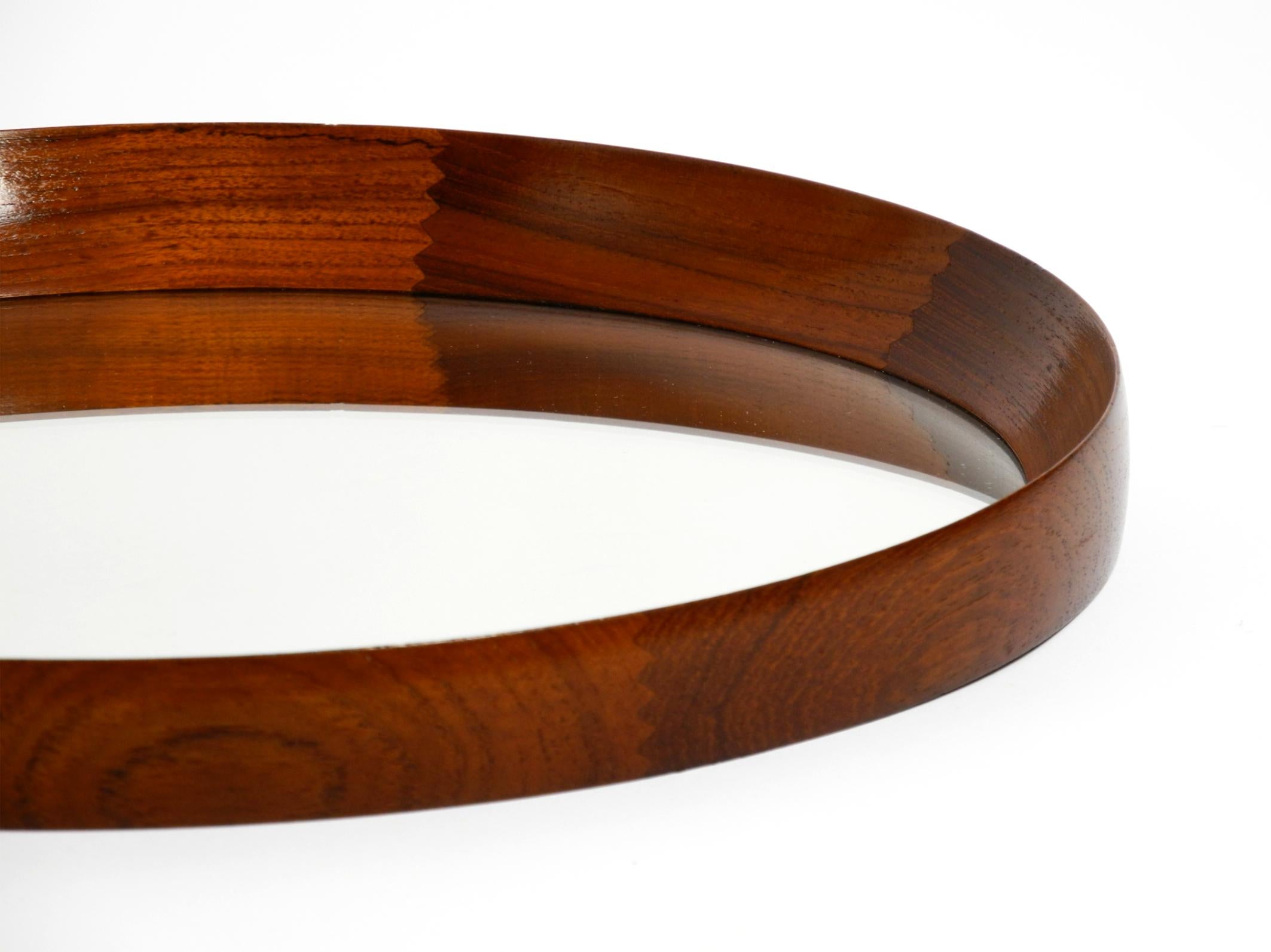 Specchio Bellissimo specchio da parete rotondo in teak degli anni '60 di TH. POSS 'EFTF Copenaghen Danimarca in vendita