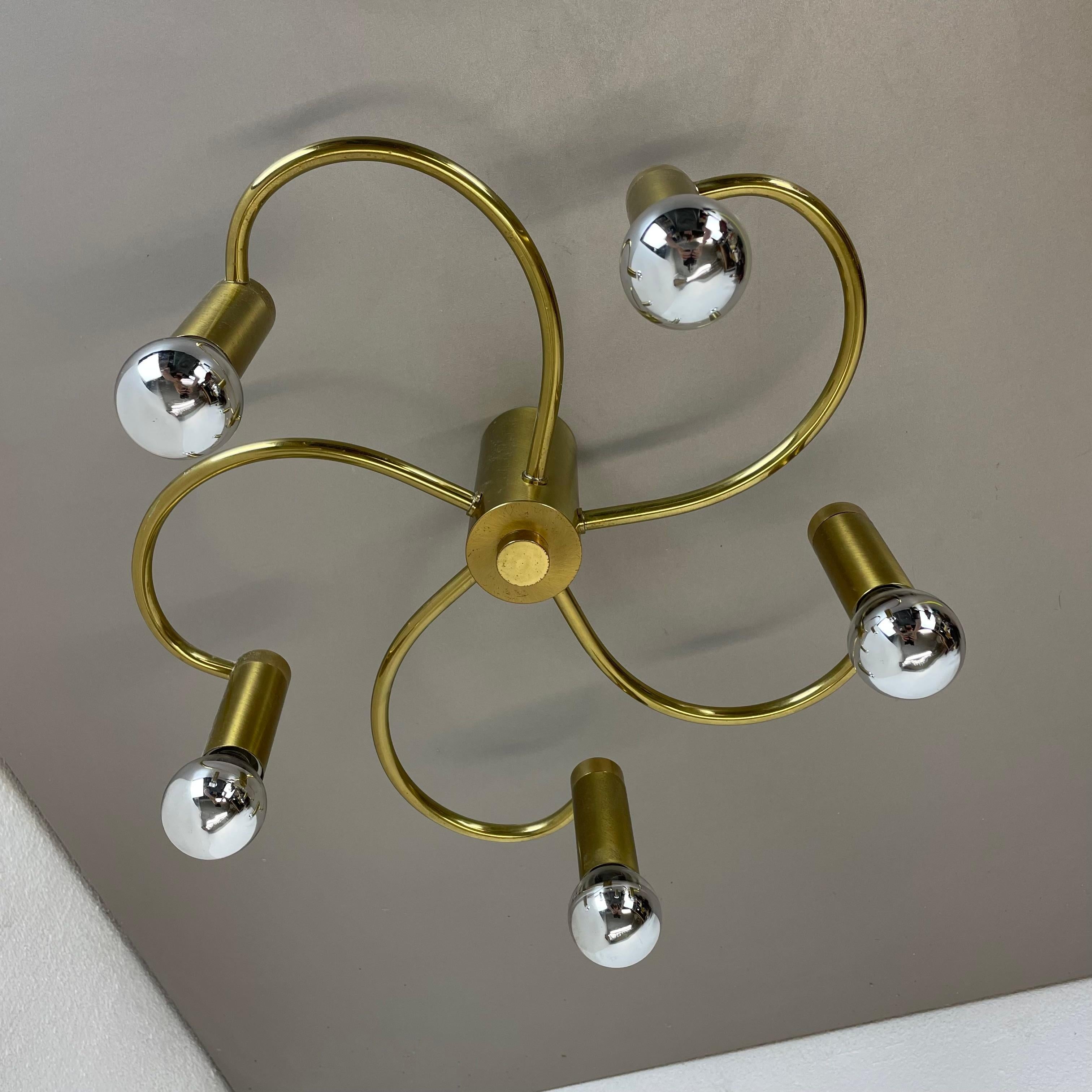 Article:

Ceiling light  Flushmount




Producer:

probably COSACK LIGHTS

Origin Germany in the manner of Sciolari



Age:

1980s





This modernist light was produced in Germany in the 1980s. It is made from solid metal and brass with 5 light arm