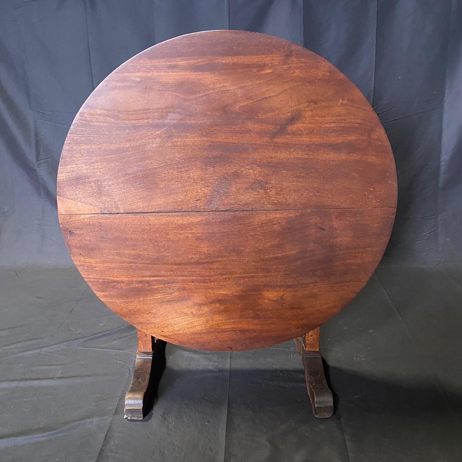 Grazioso tavolo da degustazione in ciliegio francese, risalente alla fine del 1800. Piano rotondo scolpito su base a cavalletto con meccanismo ad arpa triangolare. Piedi arrotondati intagliati e tutti scolpiti a mano. Il piano inclinato è