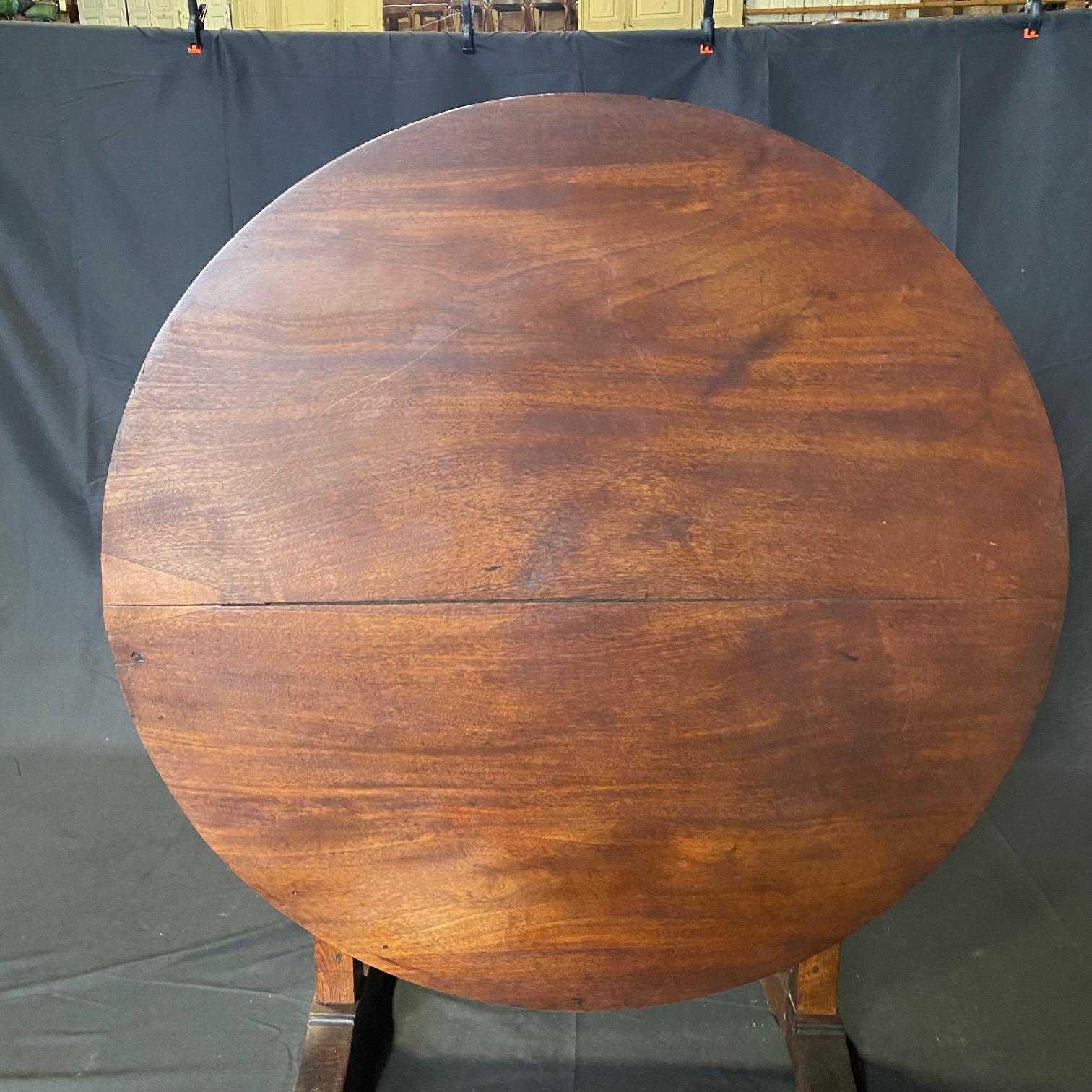 Bellissimo tavolo da degustazione rotondo in ciliegio francese Vigneron Tilt Top In condizioni buone in vendita a Hopewell, NJ